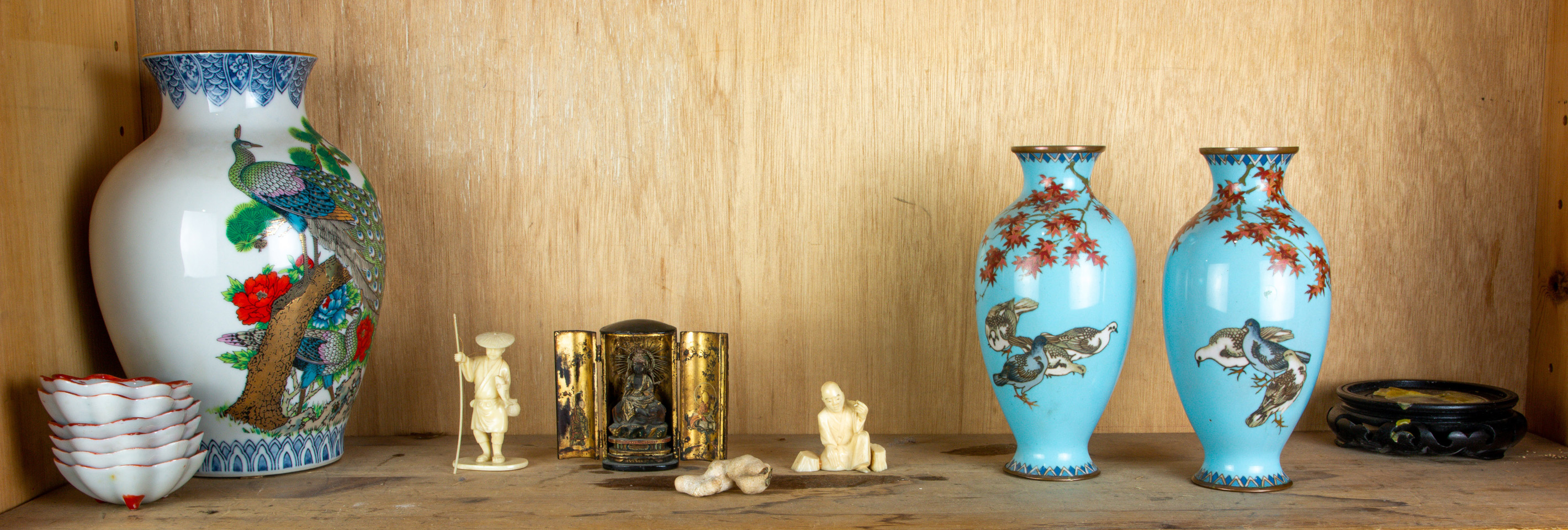 SHELF OF JAPANESE DECORATIVE ITEMS