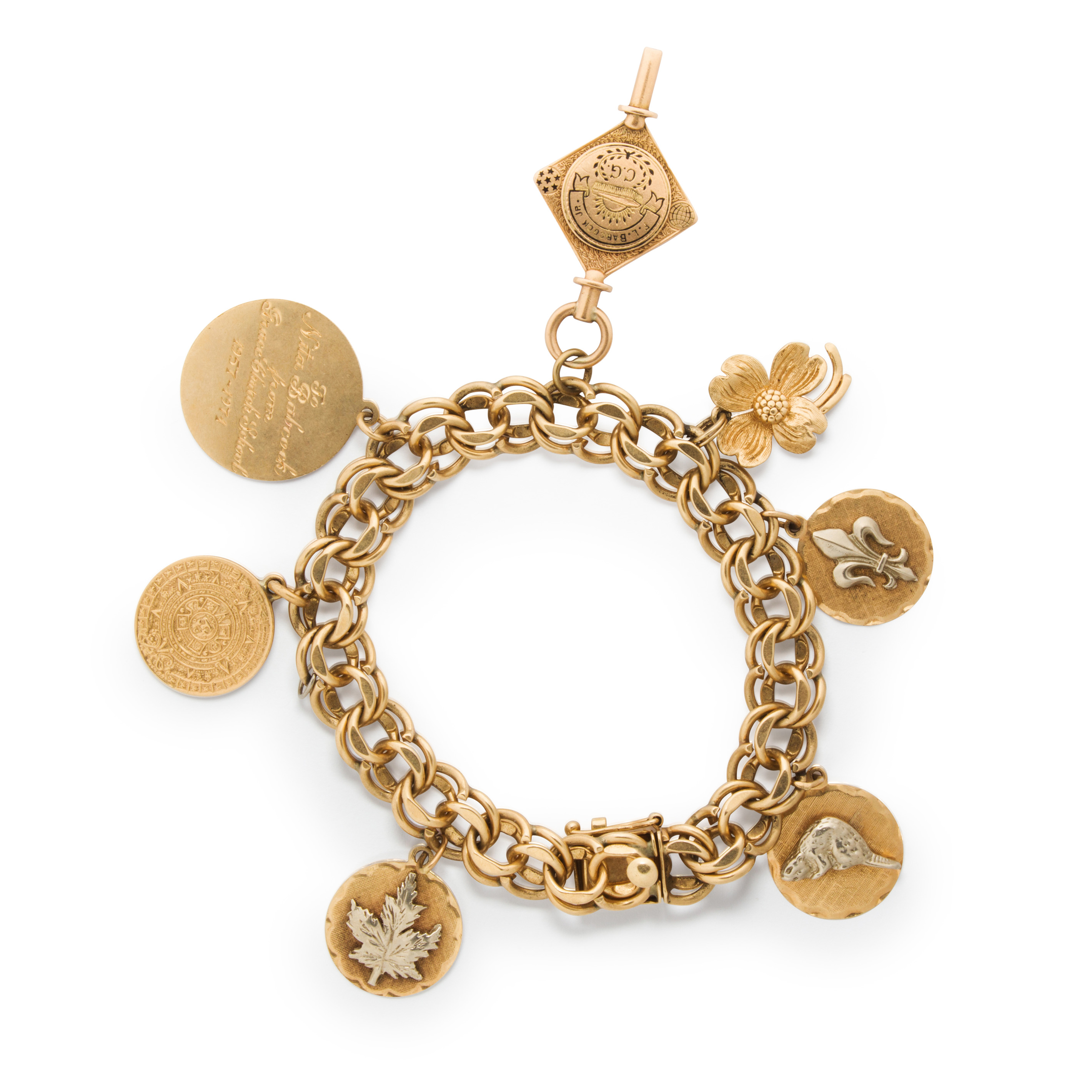 A FOURTEEN KARAT GOLD BRACELET