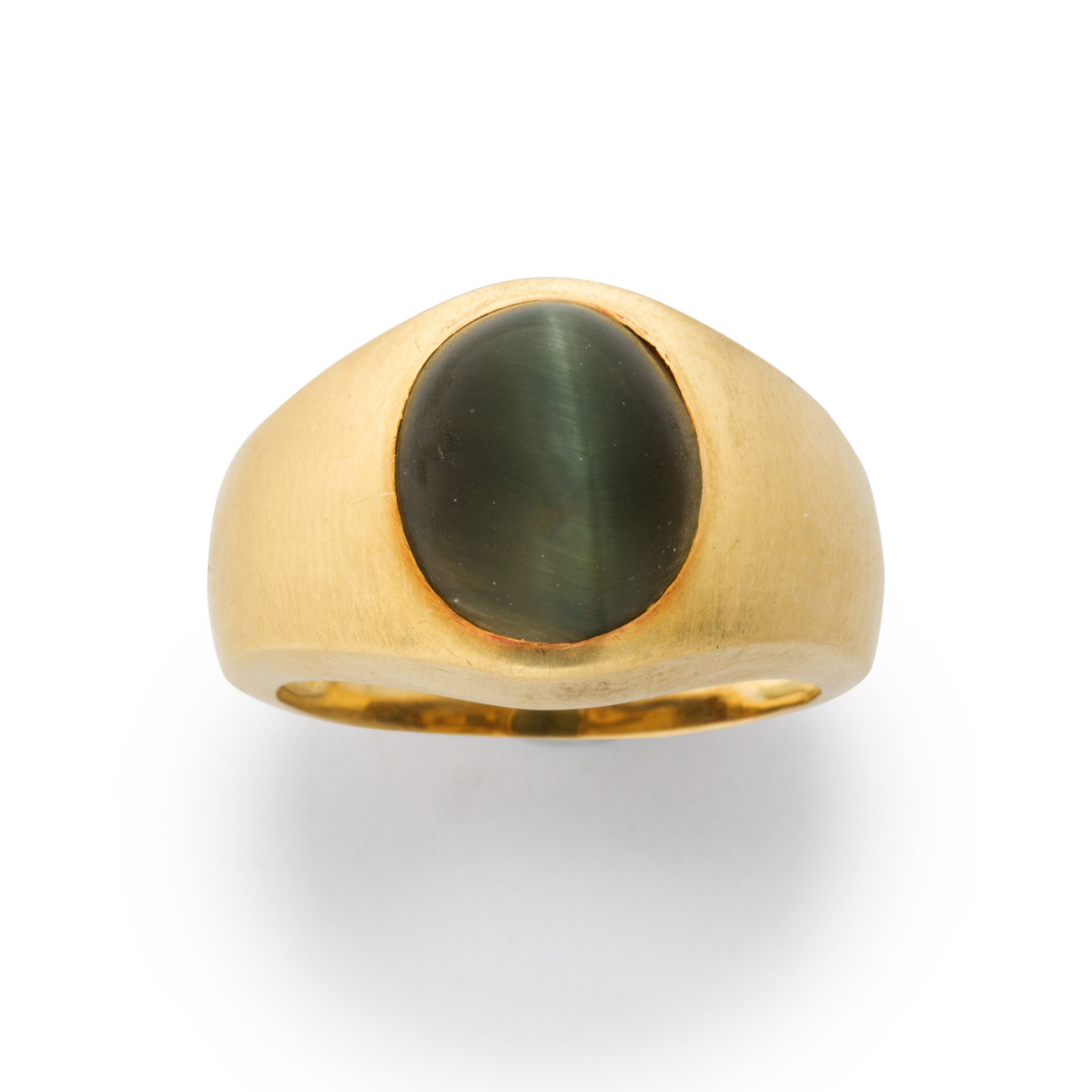 A CAT'S EYE CHRYSOBERYL AND EIGHTEEN