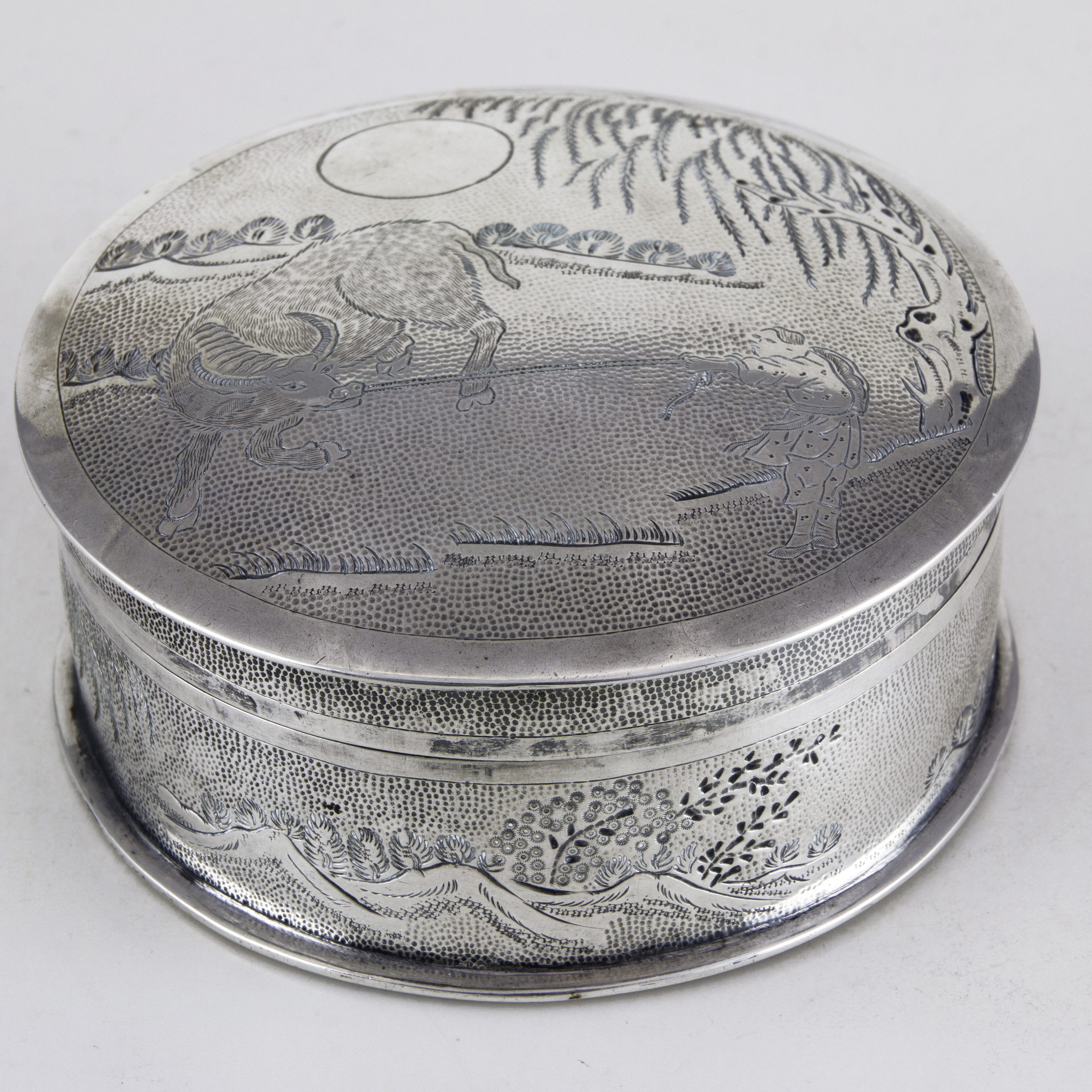 A CHINESE SILVER COVERED BOX SIUKEE 3a423e