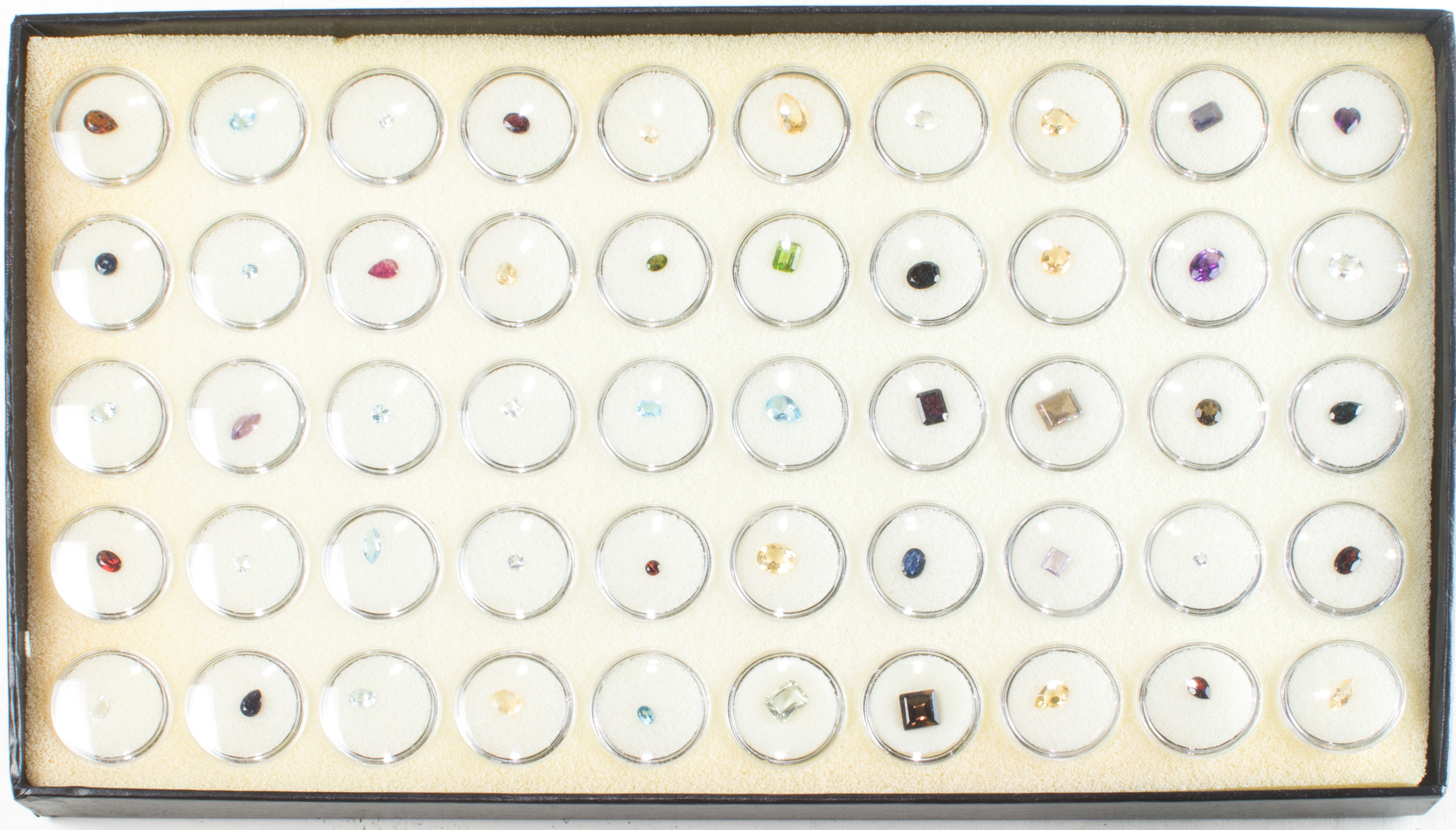 A TRAY OF UNMOUNTED GEMSTONES A 3a434c