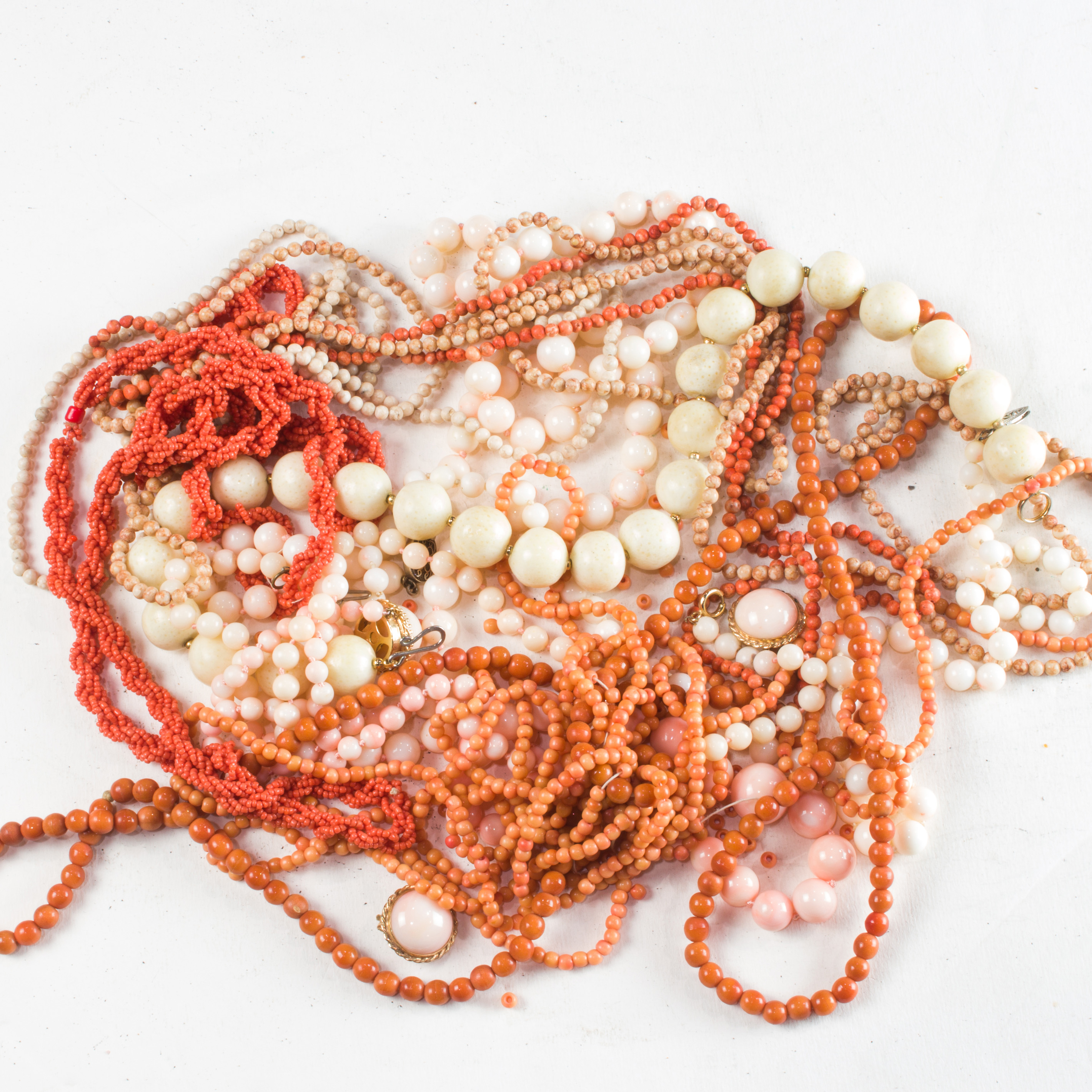 A GROUP OF CORAL JEWELRY A group 3a434d