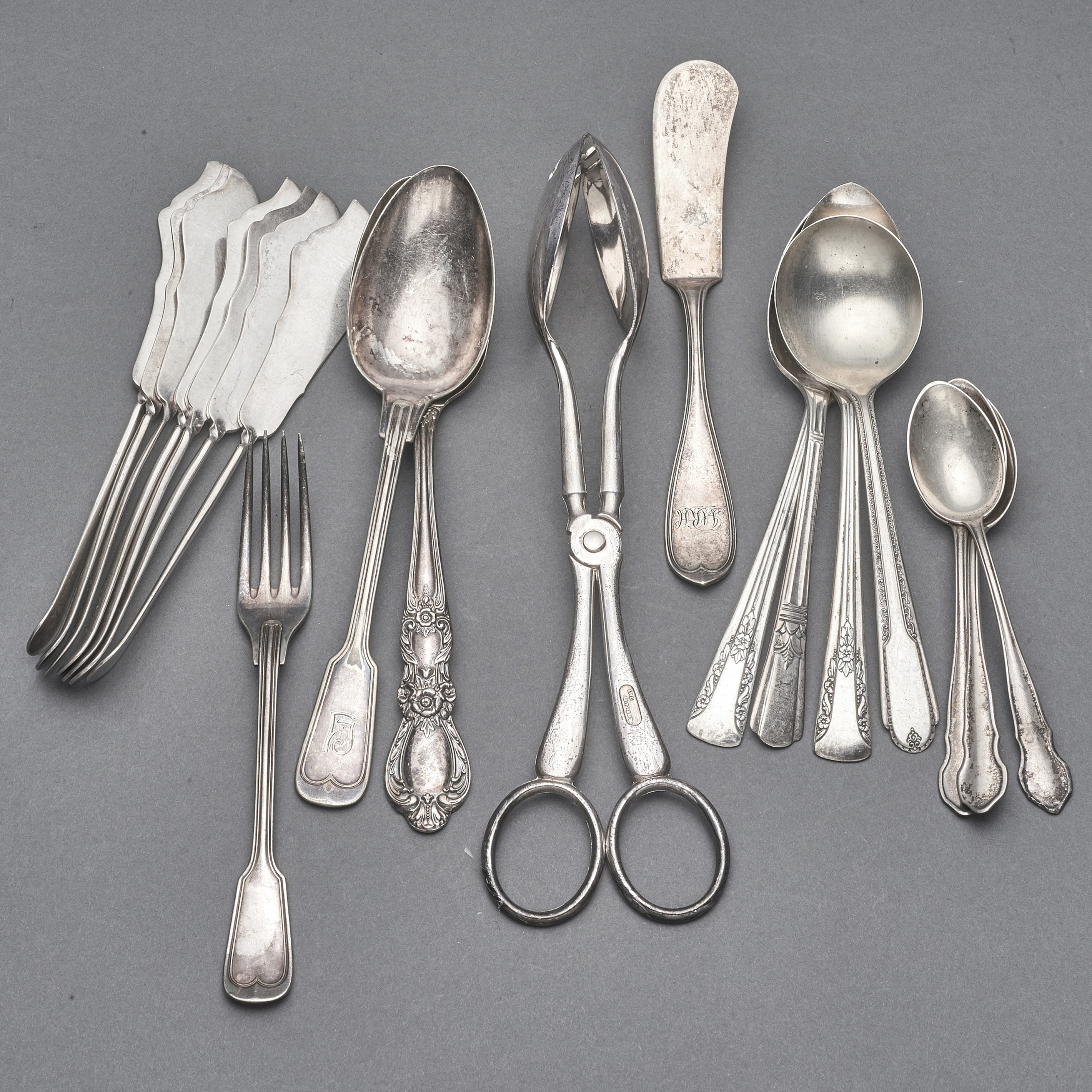 (LOT OF 19) MOSTLY PLATED FLATWARE