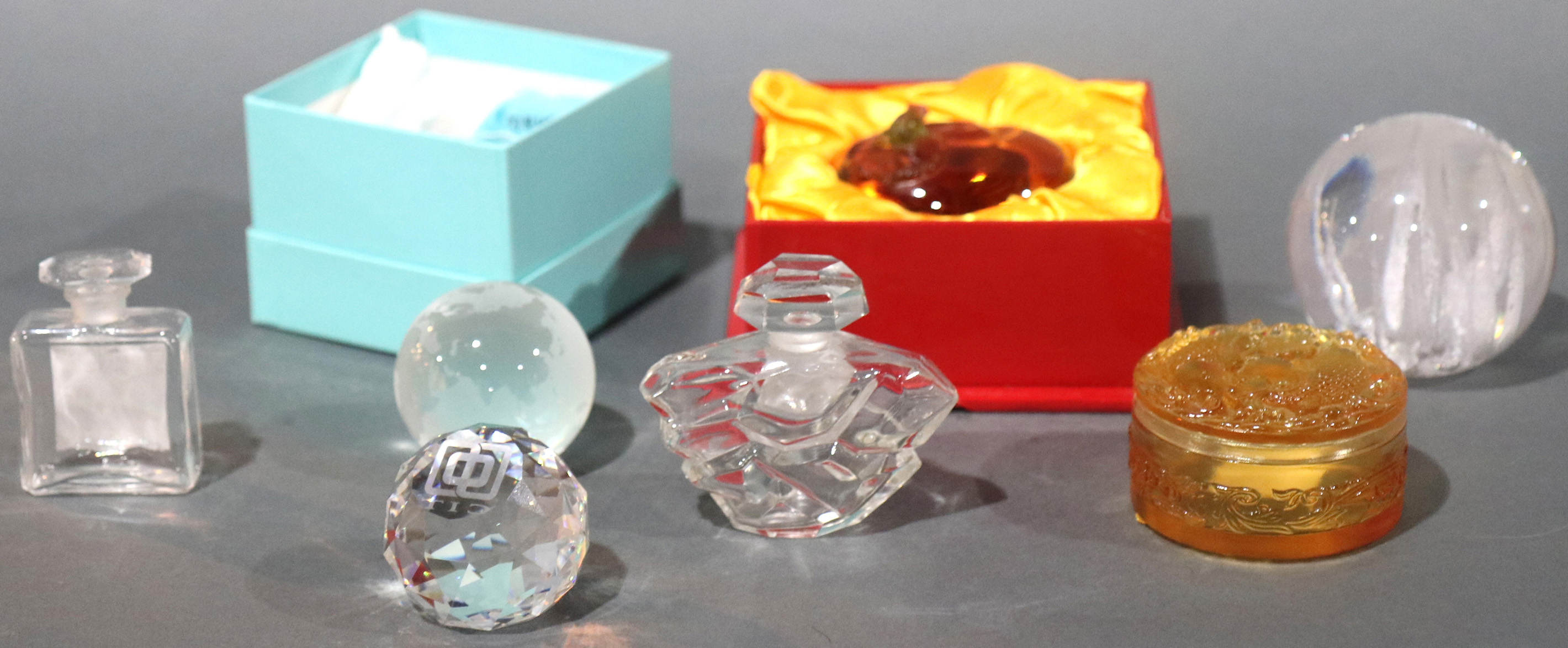  LOT OF 7 PAPERWEIGHTS AND PERFUME 3a438e