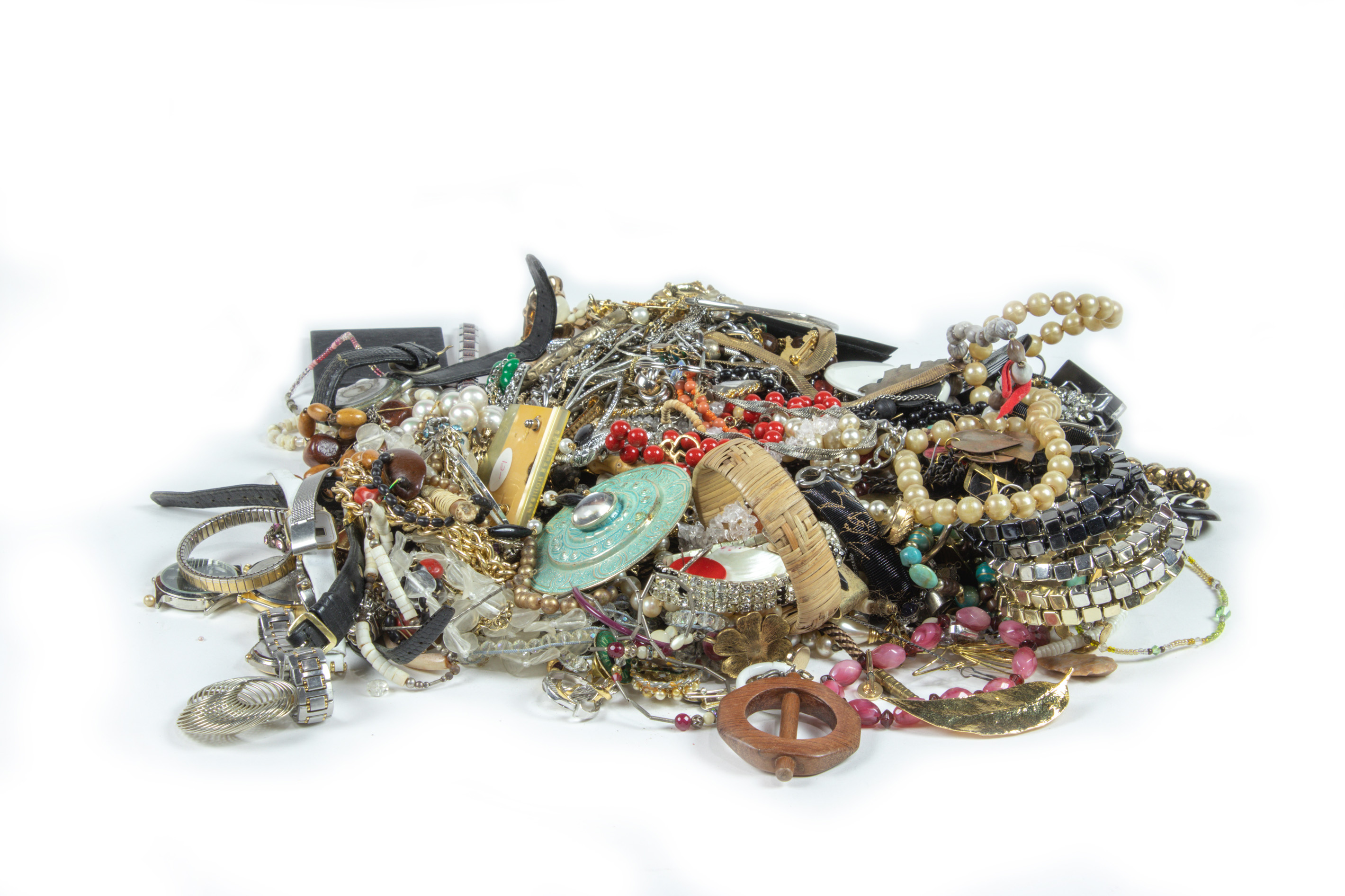 ONE BAG OF COSTUME JEWELRY One 3a43ab