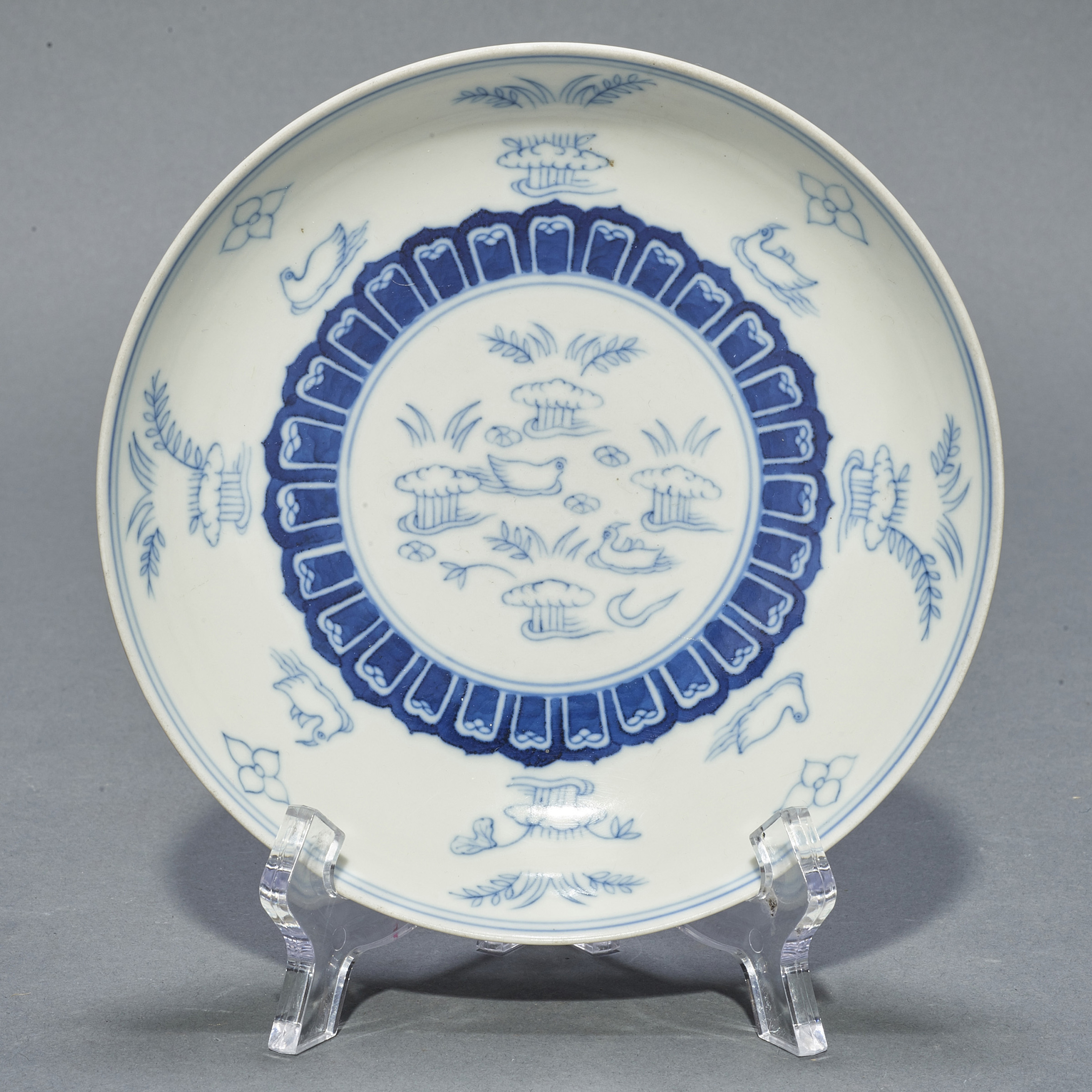 CHINESE BLUE AND WHITE DISH Chinese