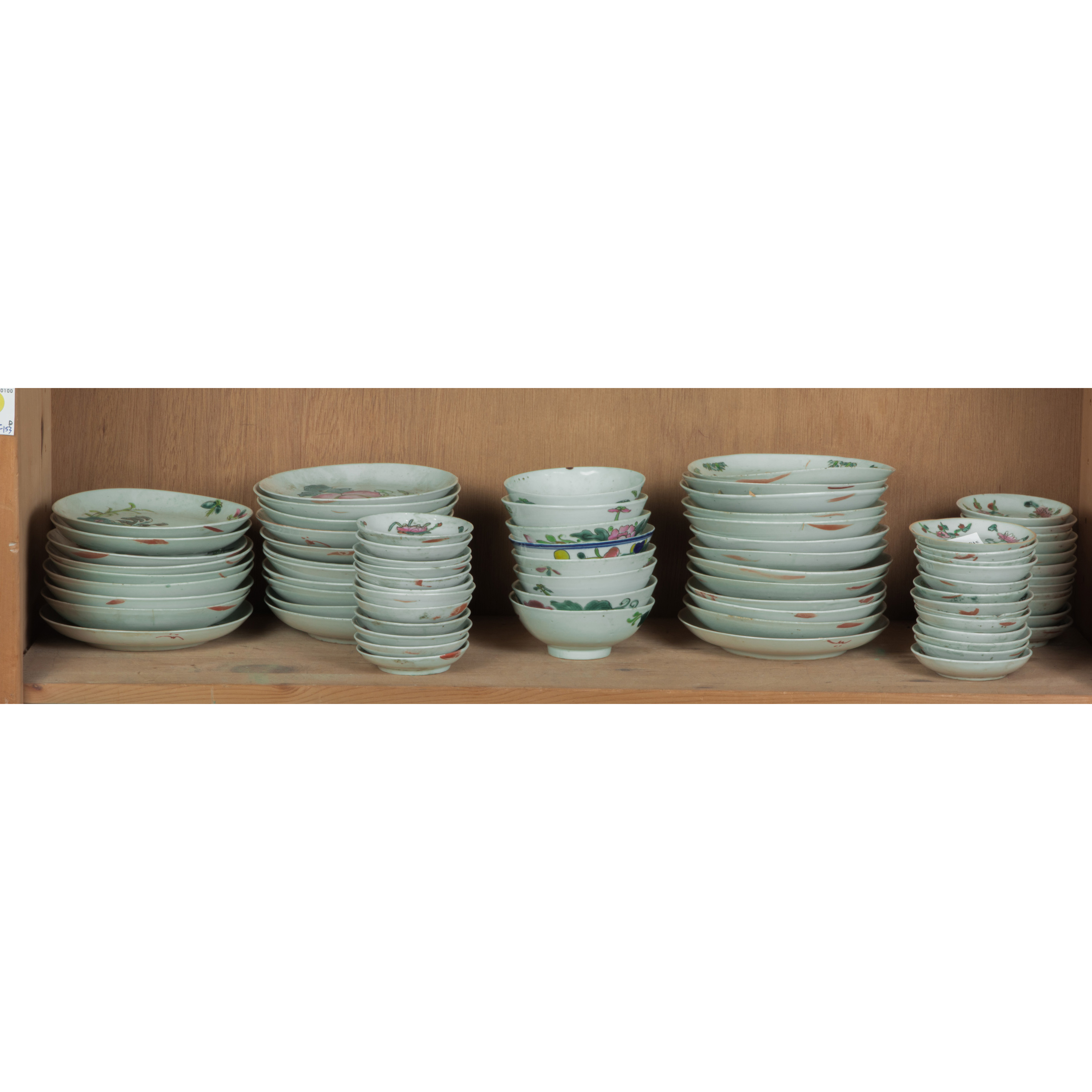 SHELF OF CHINESE FAMILLE ROSE DISHES 3a452c