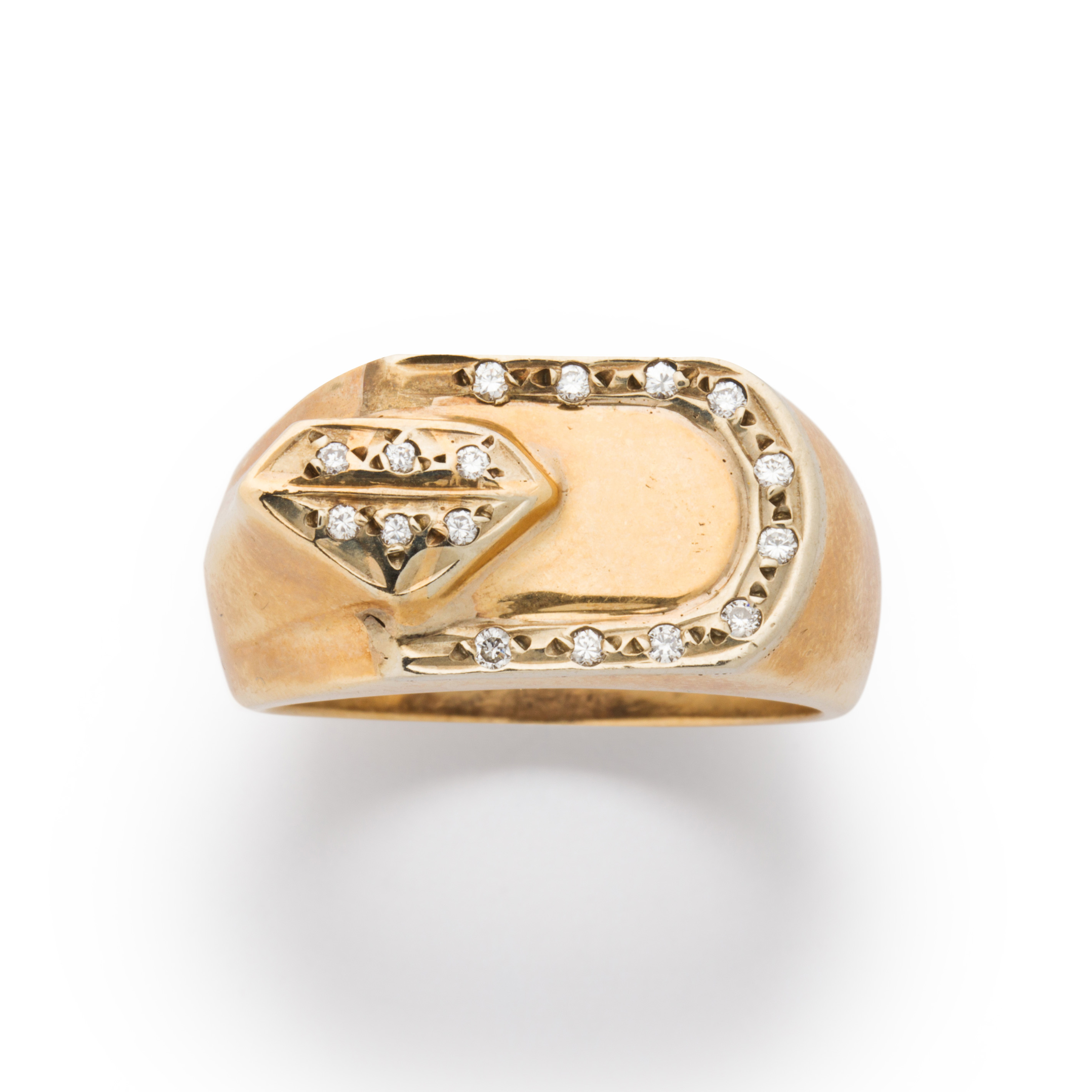 A DIAMOND AND TEN KARAT GOLD RING 3a4634