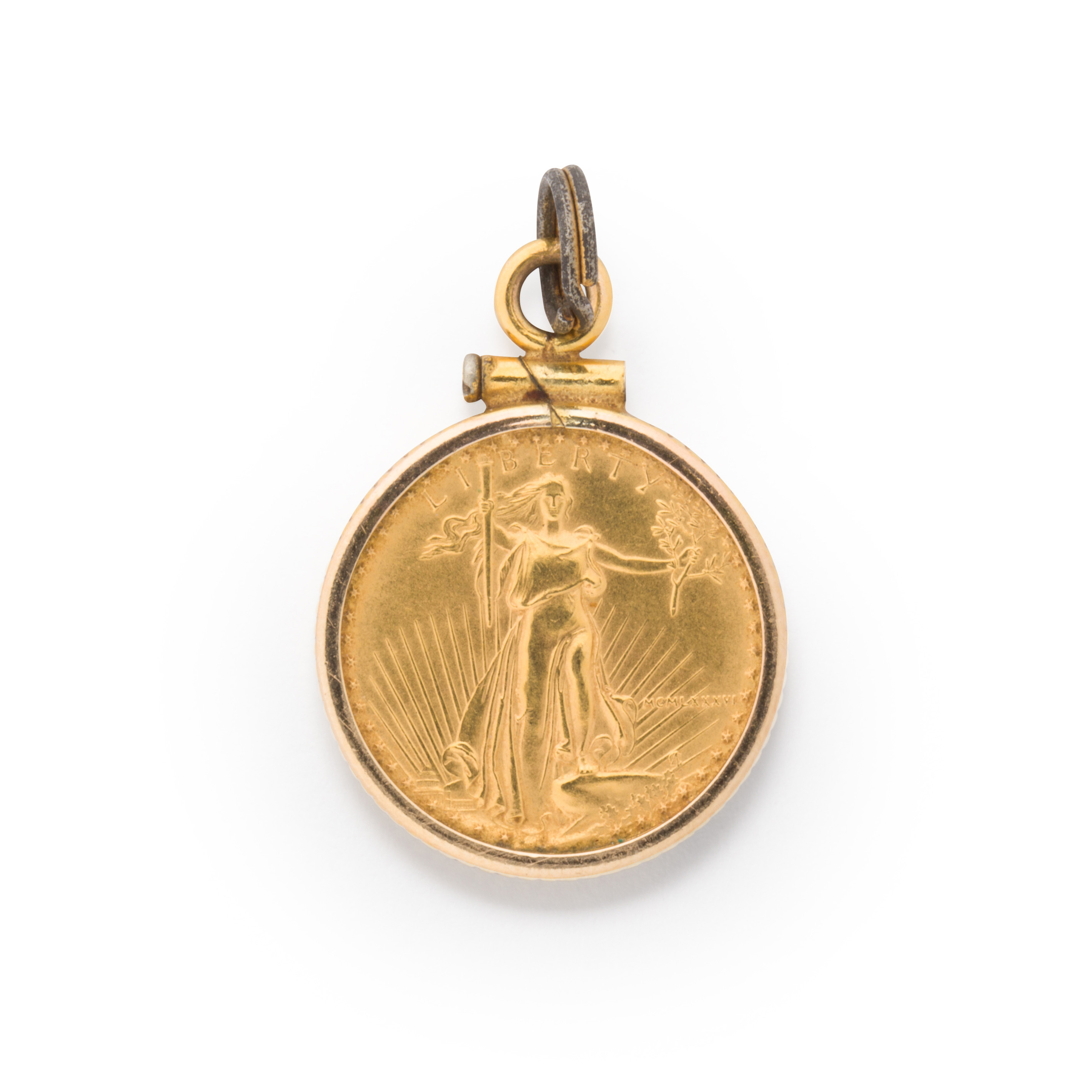 A GOLD COIN PENDANT A gold coin 3a4656