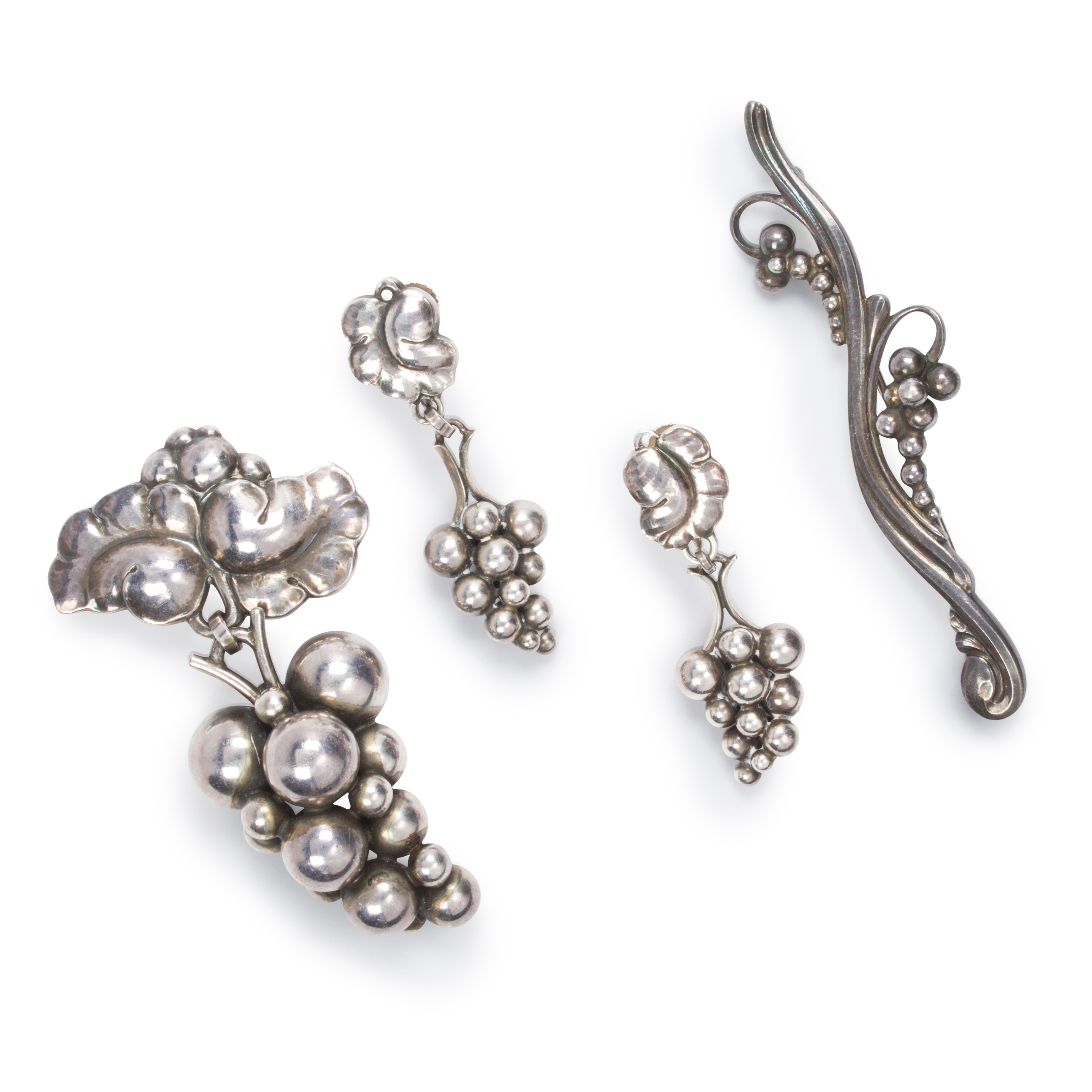 A GROUP OF STERLING SILVER JEWELRY,