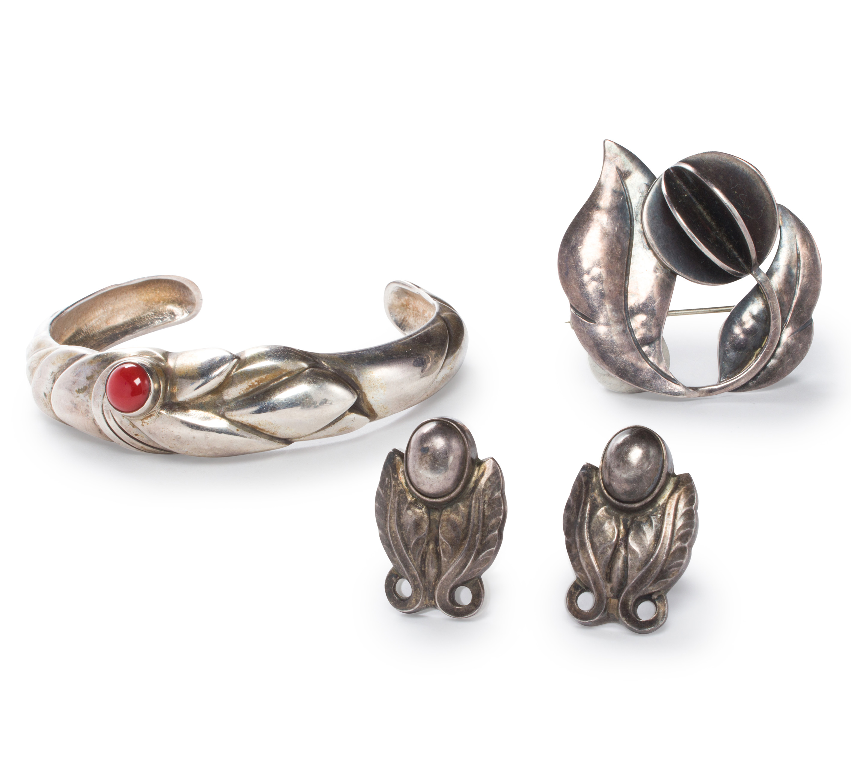 A GROUP OF STERLING SILVER JEWELRY