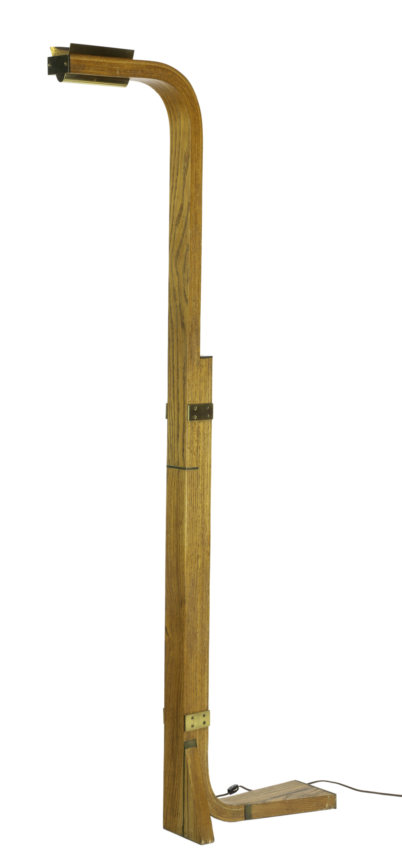 A BENT WOOD AND BRASS FLOOR LAMP, HAVING