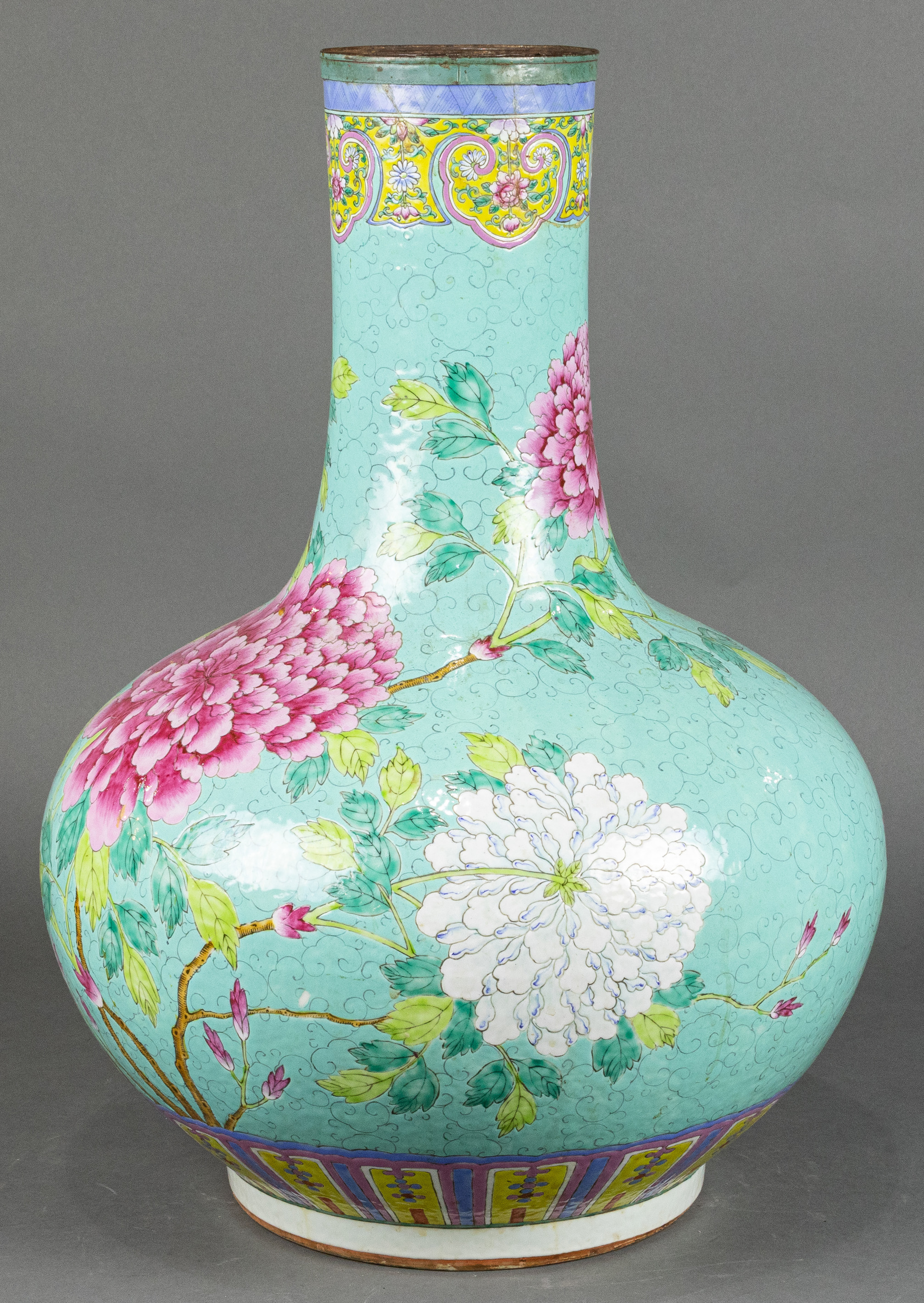 CHINESE FAMILLE ROSE BOTTLE VASE 3a481a