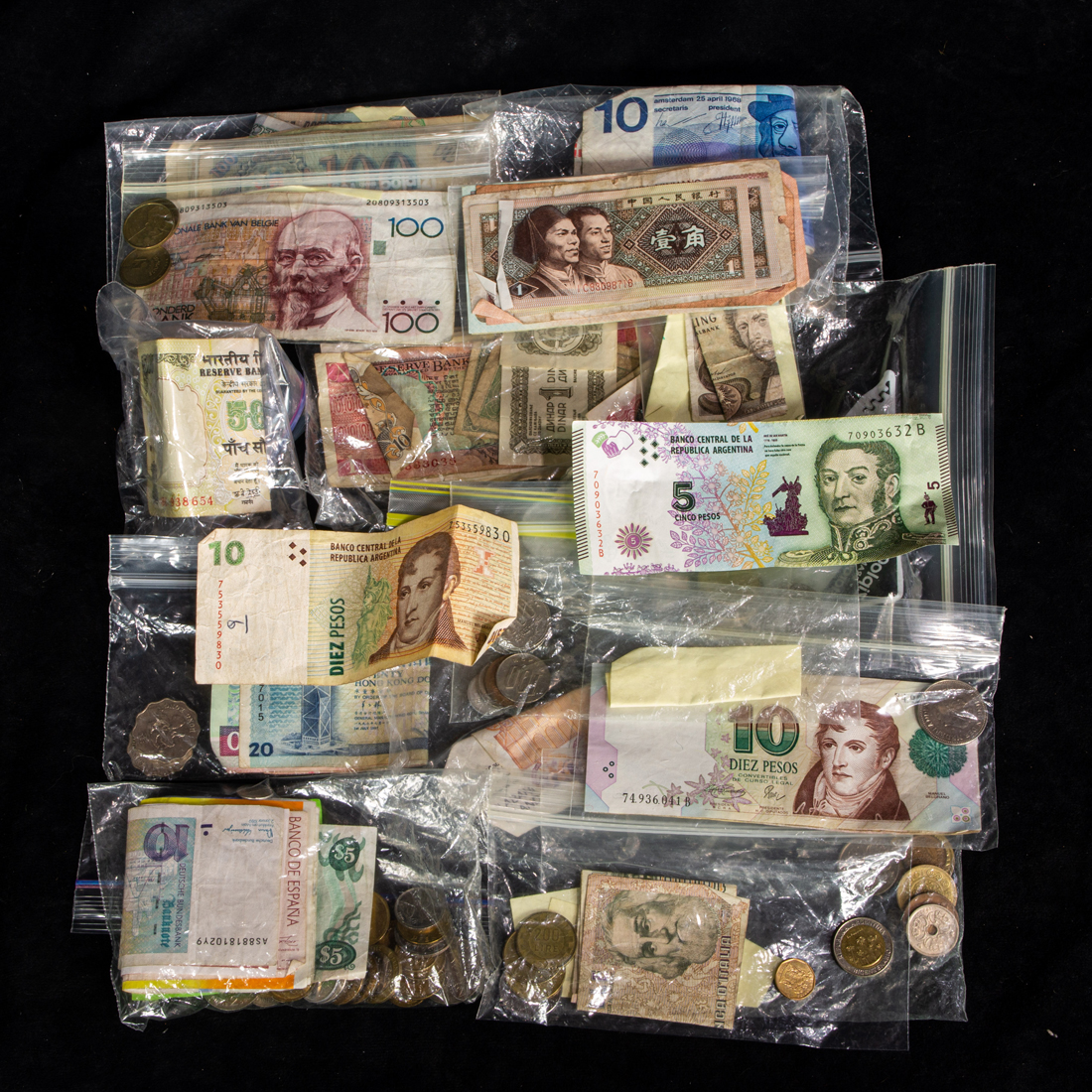 A BAG OF FOREIGN COINS AND CURRENCY 3a237d