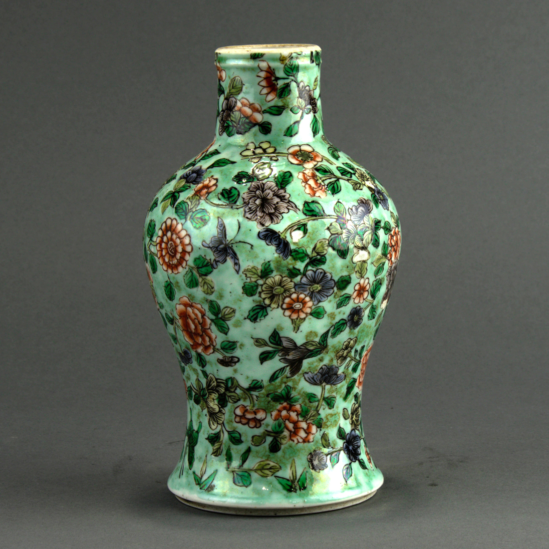 CHINESE FAMILLE VERTE VASE Chinese 3a24b3