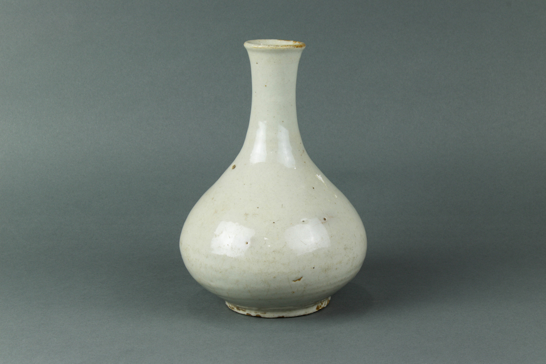 KOREAN WHITE GLAZED BOTTLE VASE