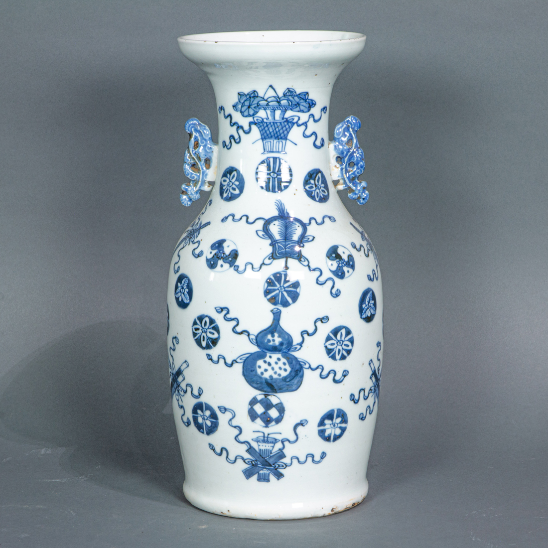 CHINESE BLUE AND WHITE VASE Chinese