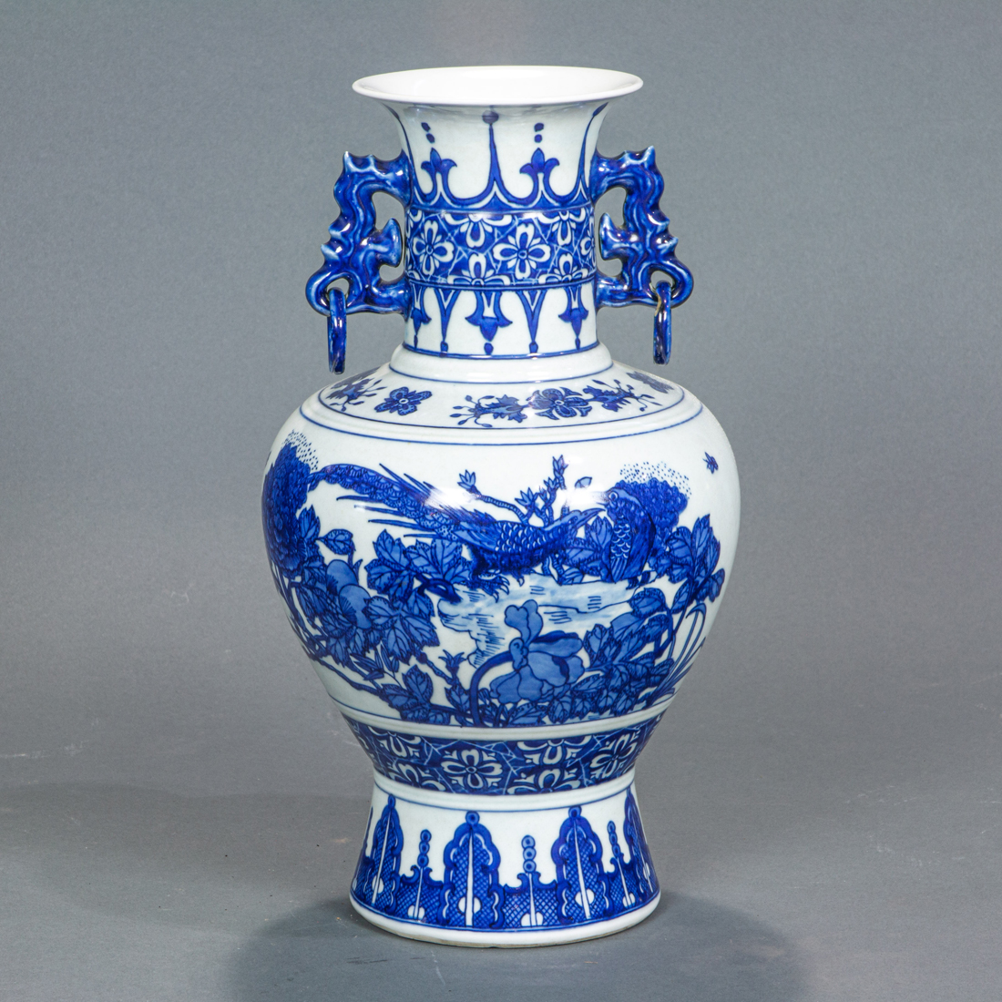 CHINESE BLUE AND WHITE VASE Chinese