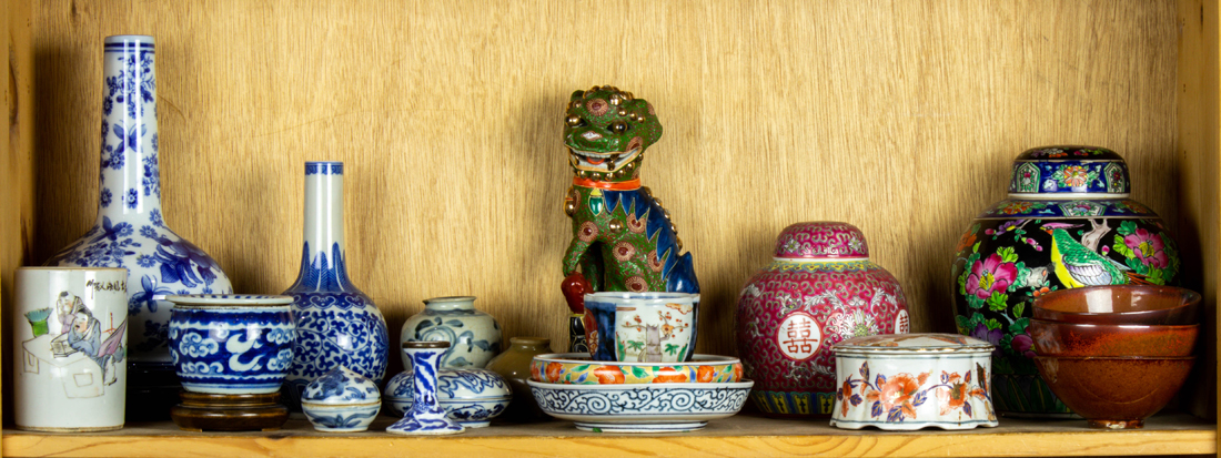 SHELF OF MISCELLANEOUS ASIAN PORCELAIN 3a2530