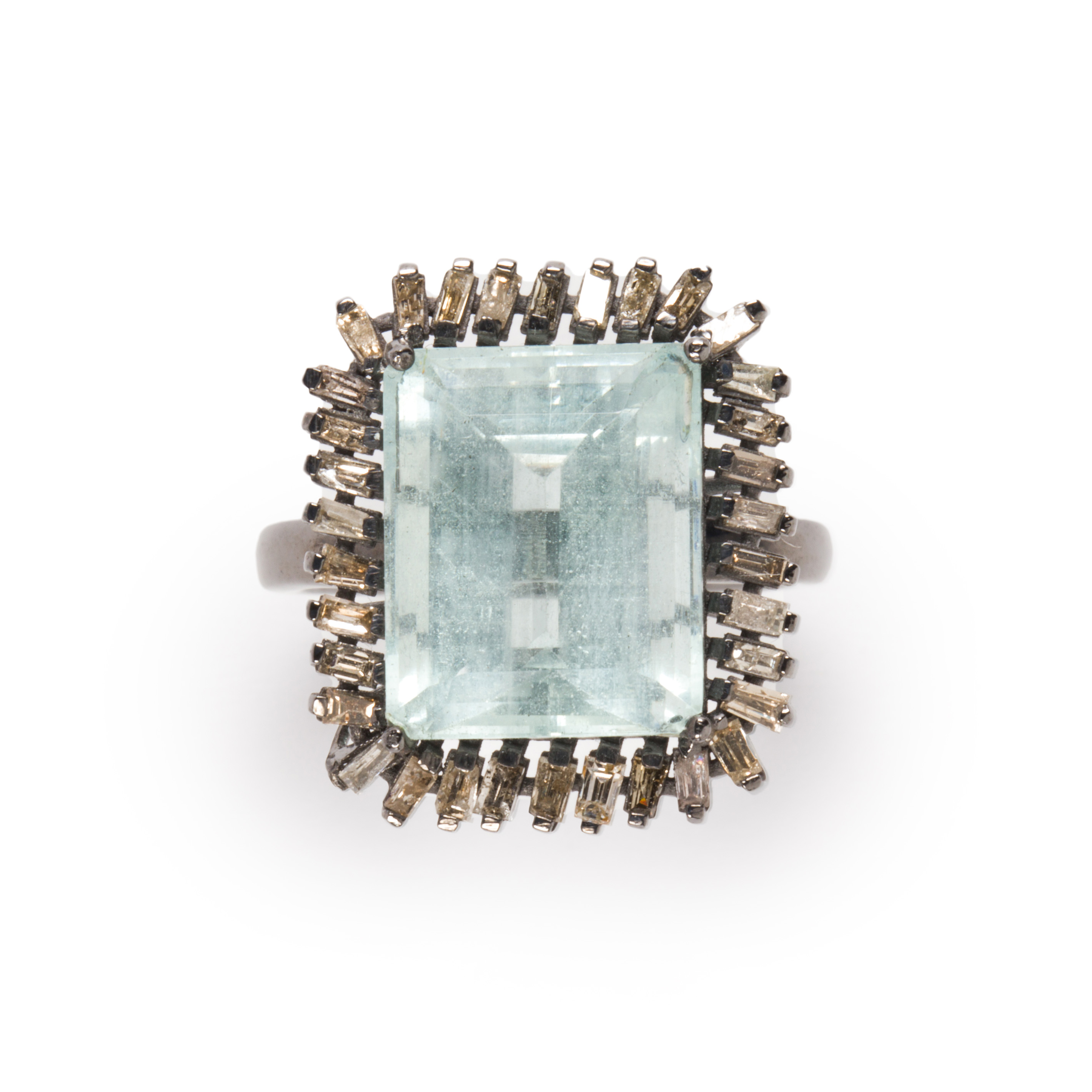 AN AQUAMARINE AND DIAMOND RING 3a2627