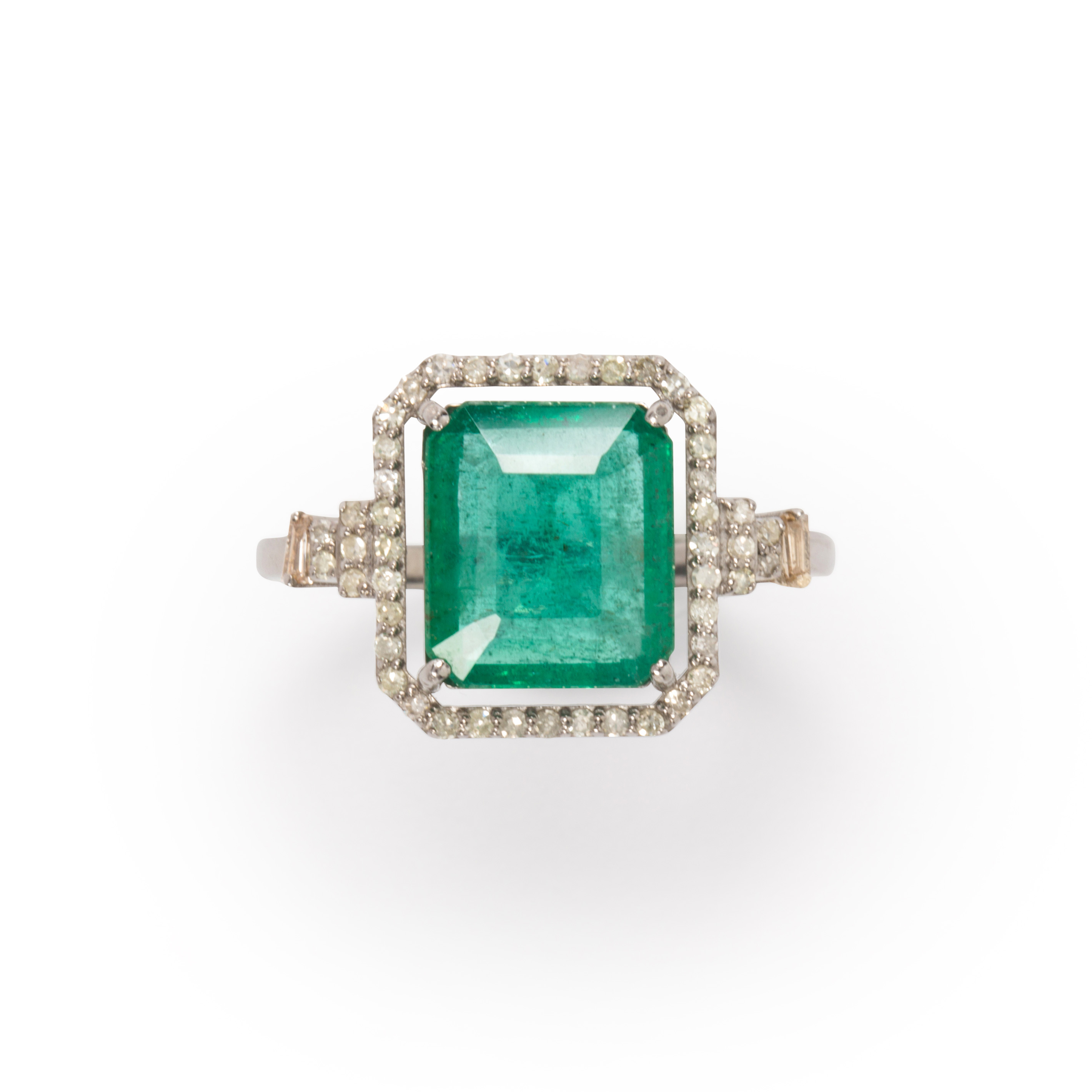 AN EMERALD AND DIAMOND RING An