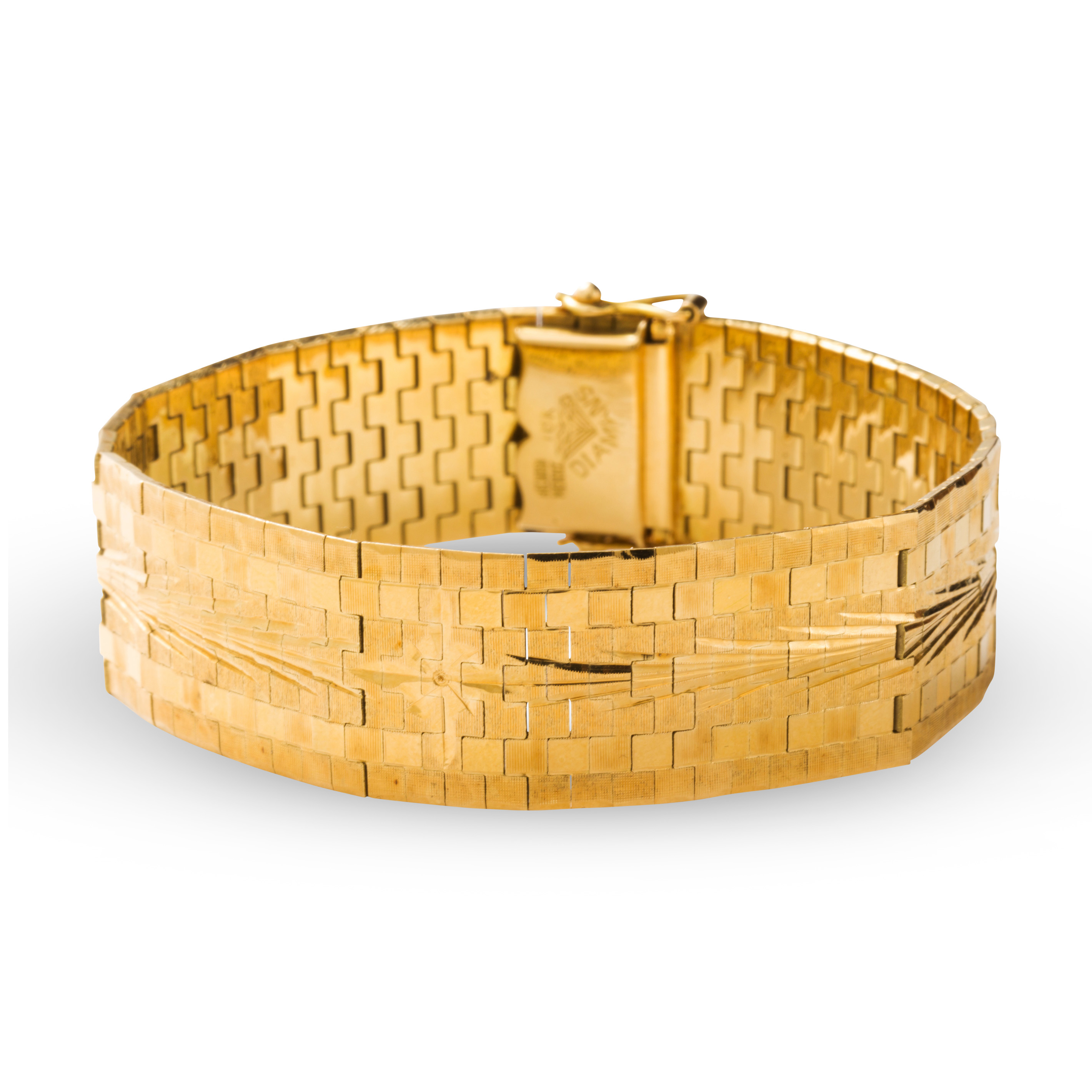 AN EIGHTEEN KARAT GOLD BRACELET