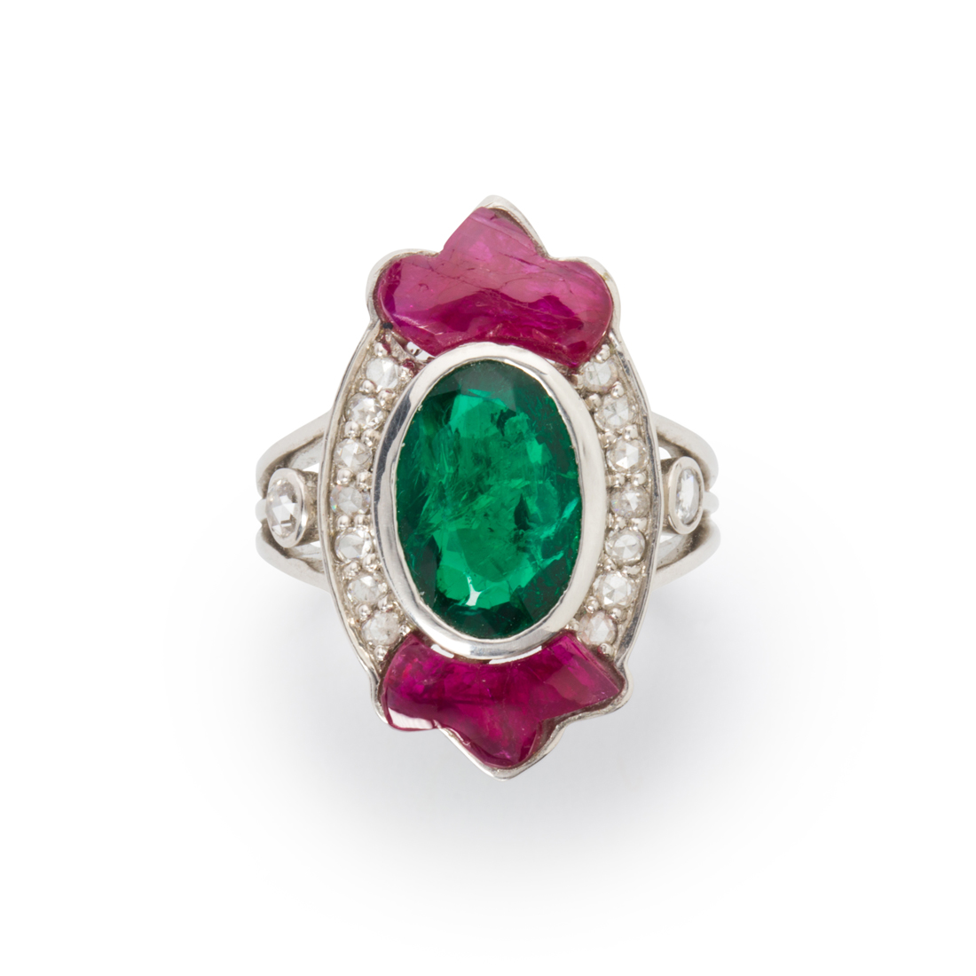 A GEMSTONE AND PLATINUM RING A