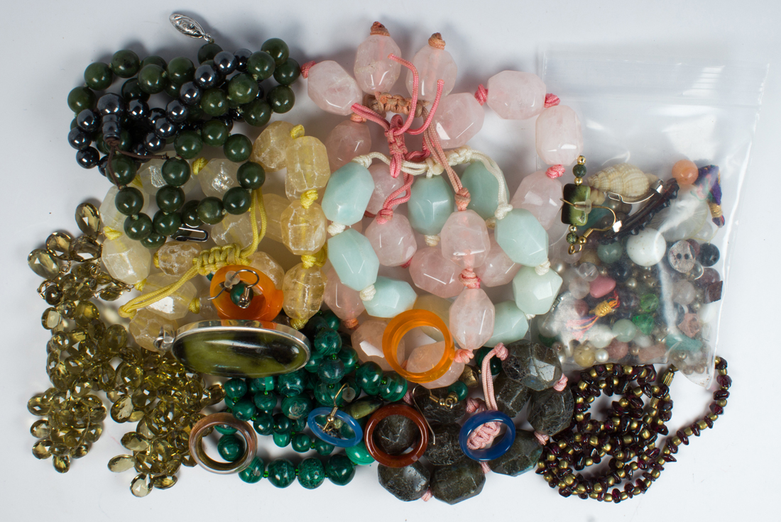 COLLECTION OF MULTI STONE BEAD  3a275a