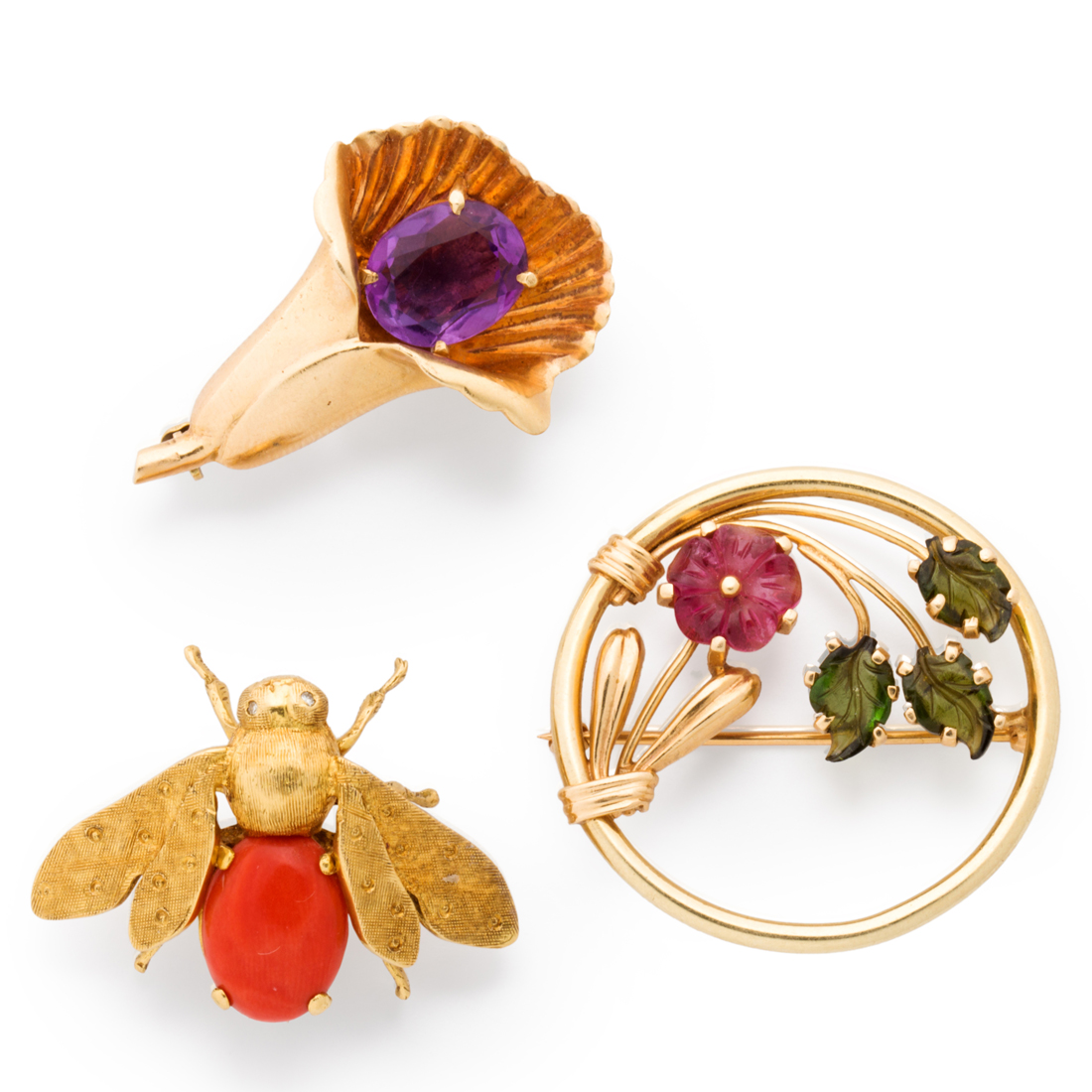 A GROUP OF GEMSTONE AND GOLD BROOCHES 3a2852