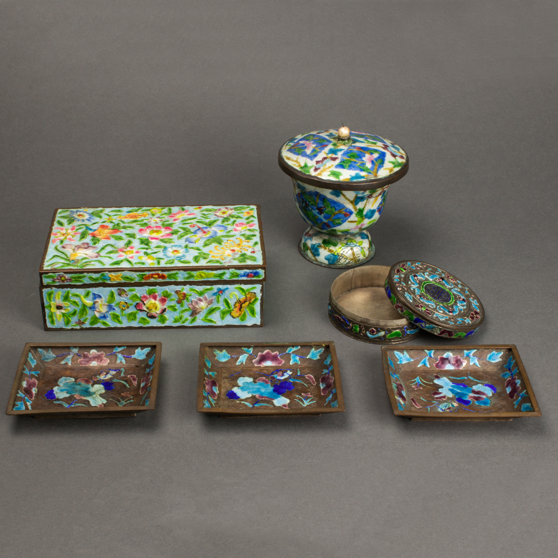 LOT OF 7 CHINESE ENAMELED WARES 3a29f2