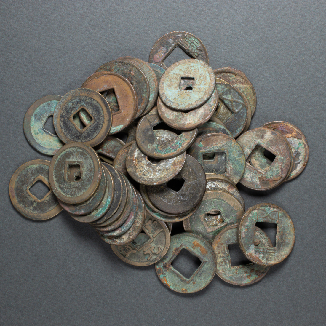GROUP OF CHINESE BRONZE COINS Group 3a2a04
