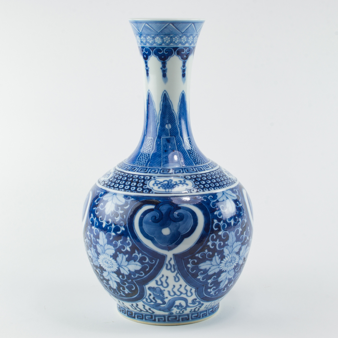 CHINESE BLUE AND WHITE GLOBULAR 3a2a33