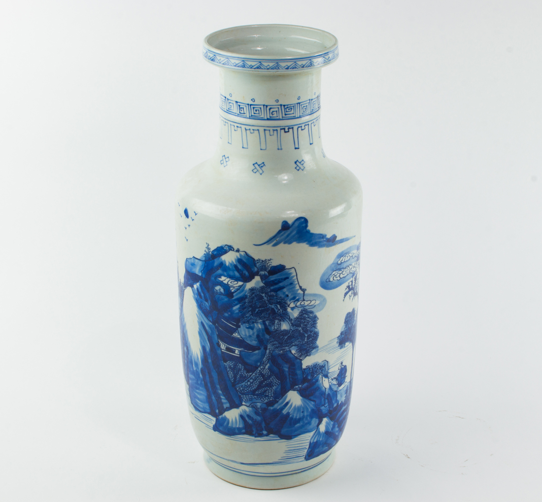 CHINESE BLUE AND WHITE VASE Chinese