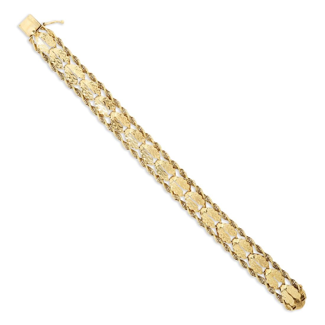 A FOURTEEN KARAT GOLD BRACELET 3a2aeb