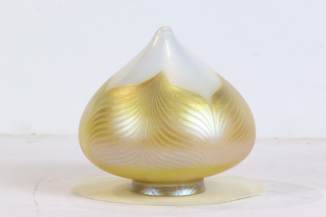 AMERICAN GOLD IRIDESCENT ART GLASS 3a2cdb