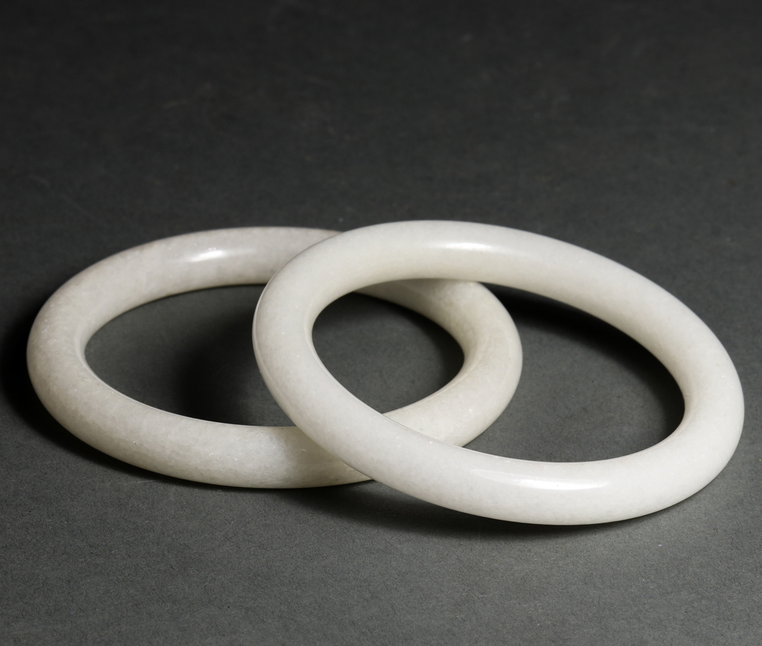 PAIR OF CHINESE WHITE JADEITE BANGLES 3a2dce