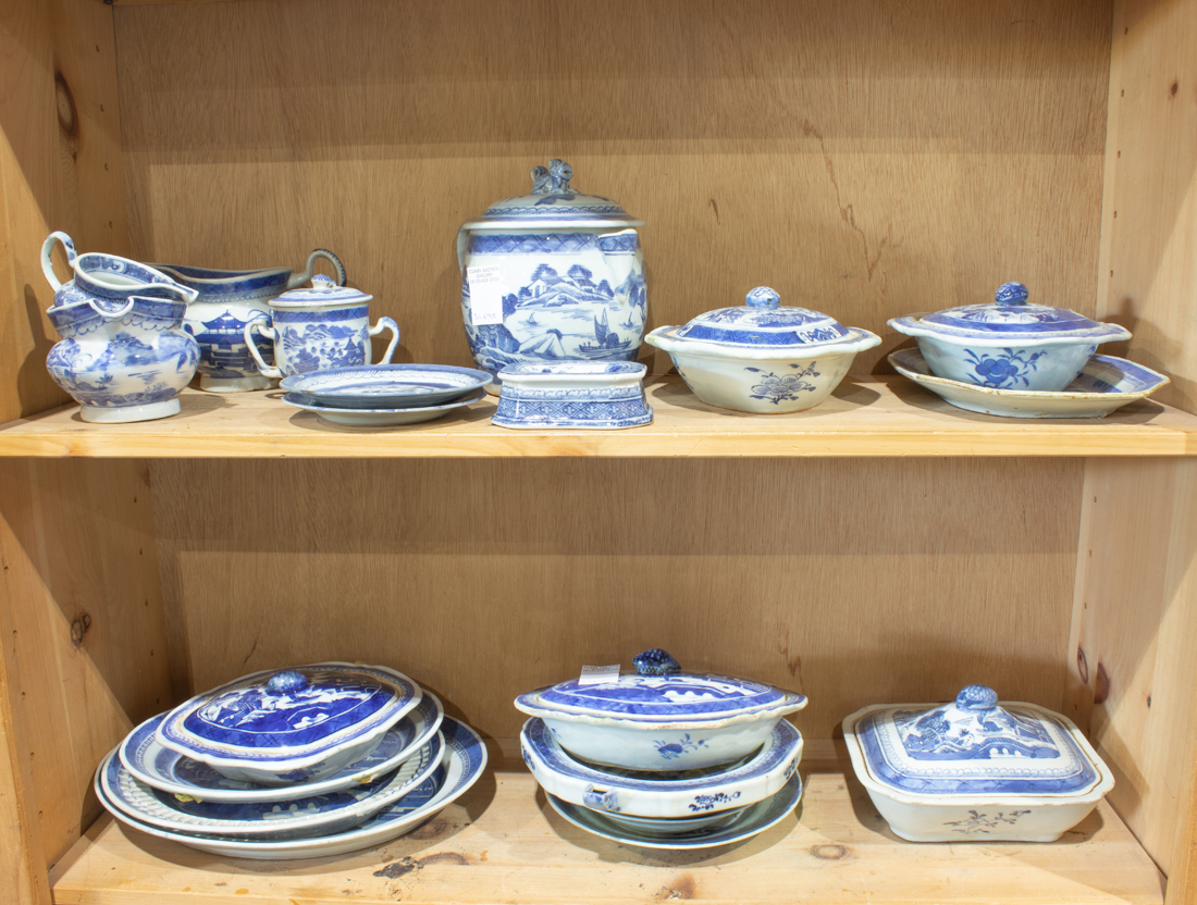 TWO SHELVES OF CHINESE EXPORT BLUE 3a2e32