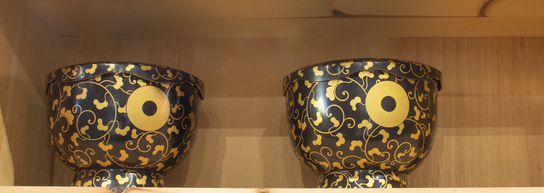 PAIR OF JAPANESE BLACK AND GILT 3a2e2f