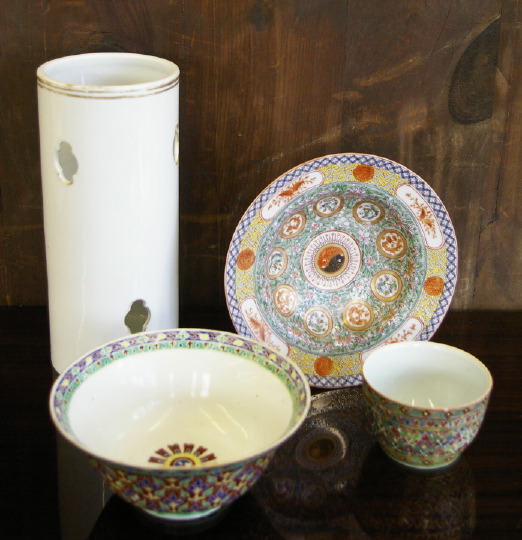 Four Piece Group of Chinese Porcelain  3a5c52