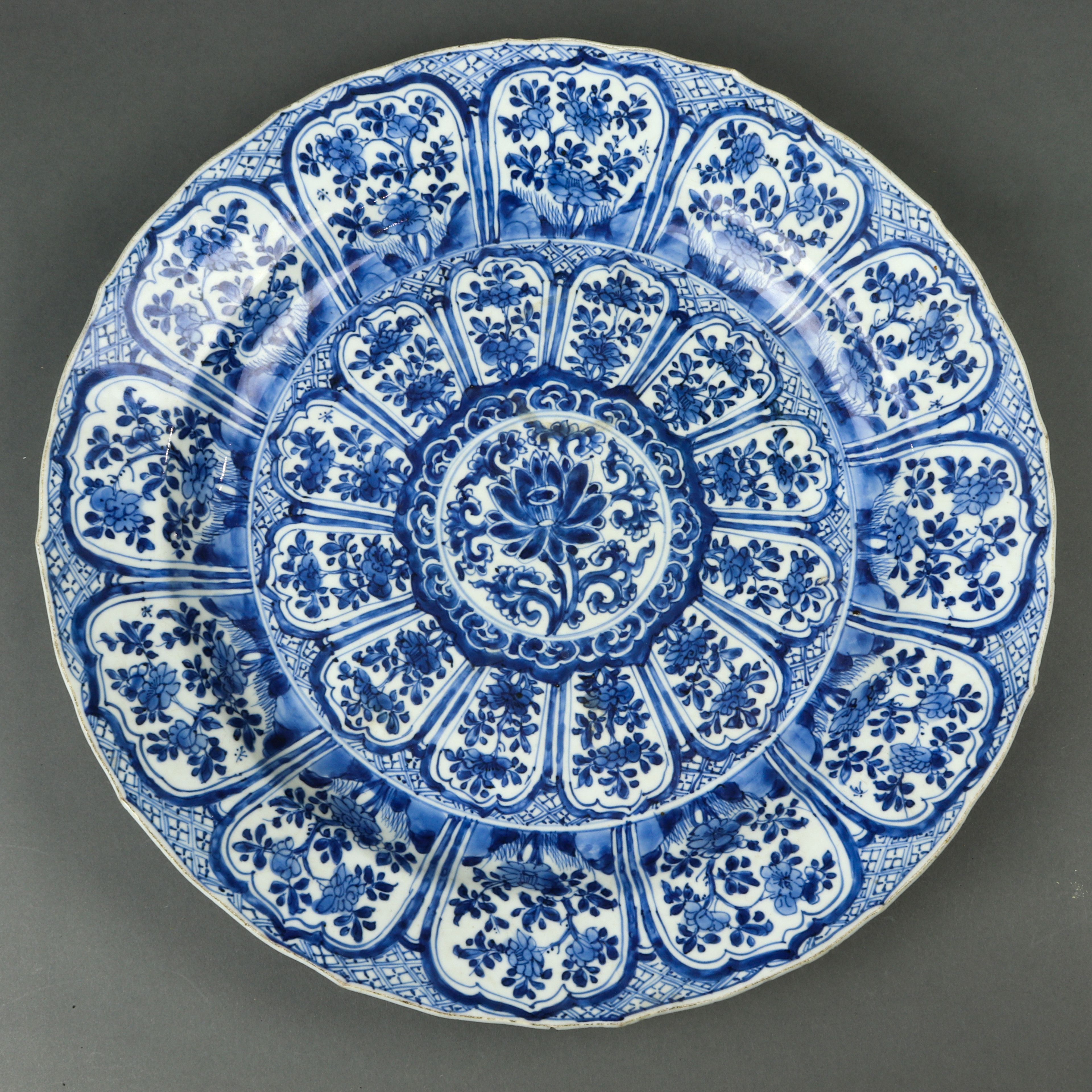 CHINESE BLUE AND WHITE CHARGER 3a5d21