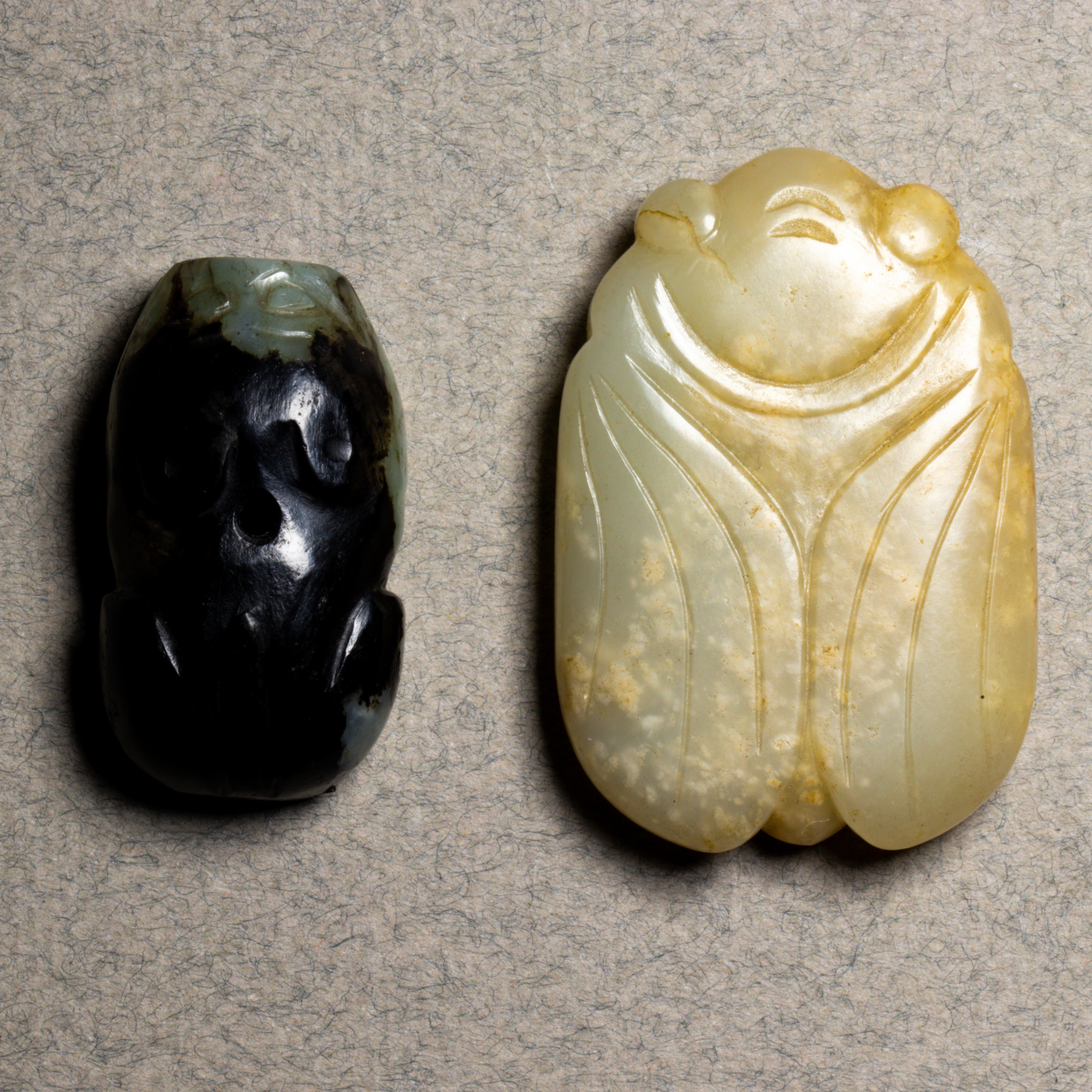  LOT OF 2 CHINESE JADE TOGGLES 3a5e02