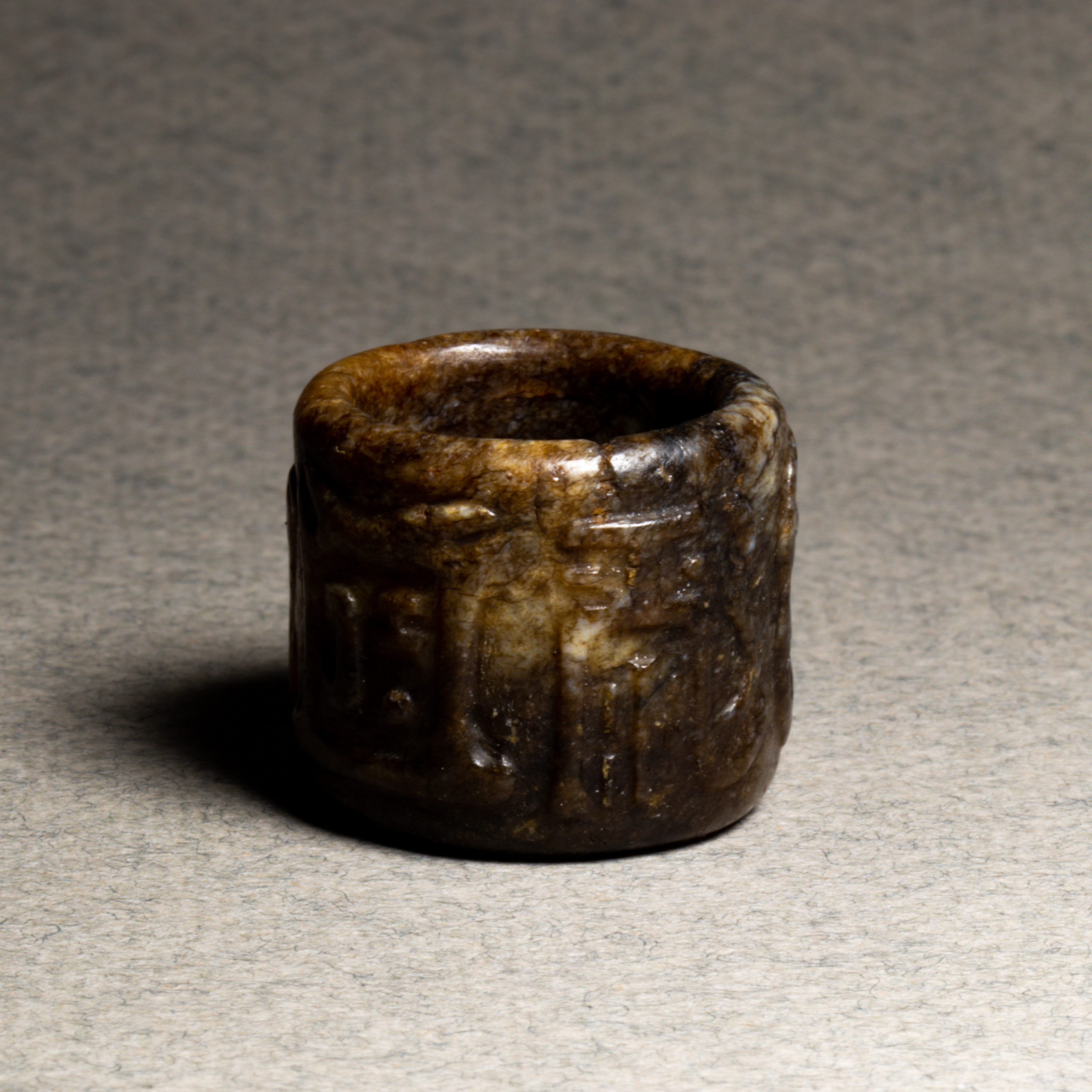 CHINESE MOTTLED JADE ARCHER S RING 3a5e01