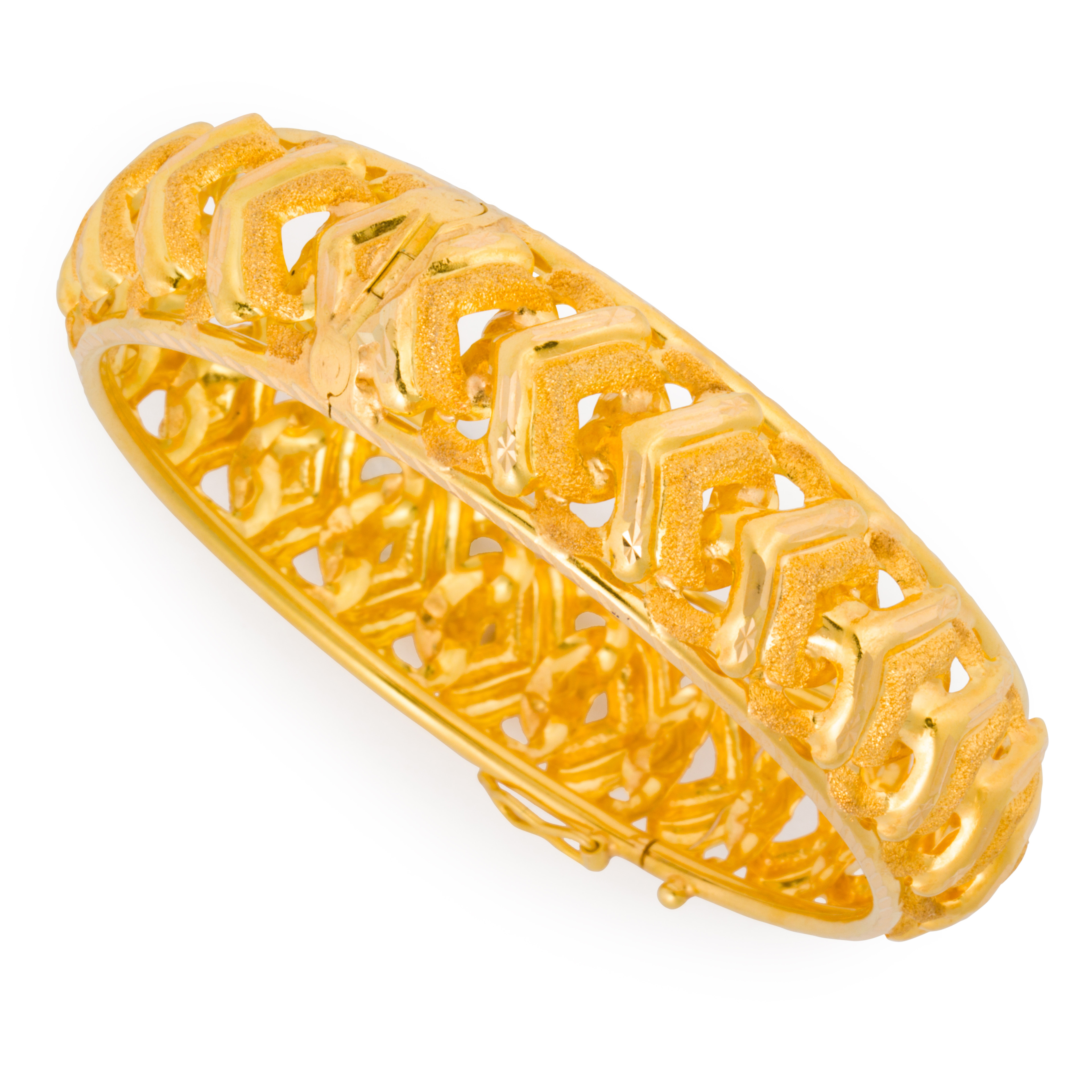 AN EIGHTEEN KARAT GOLD BRACELET 3a60fd