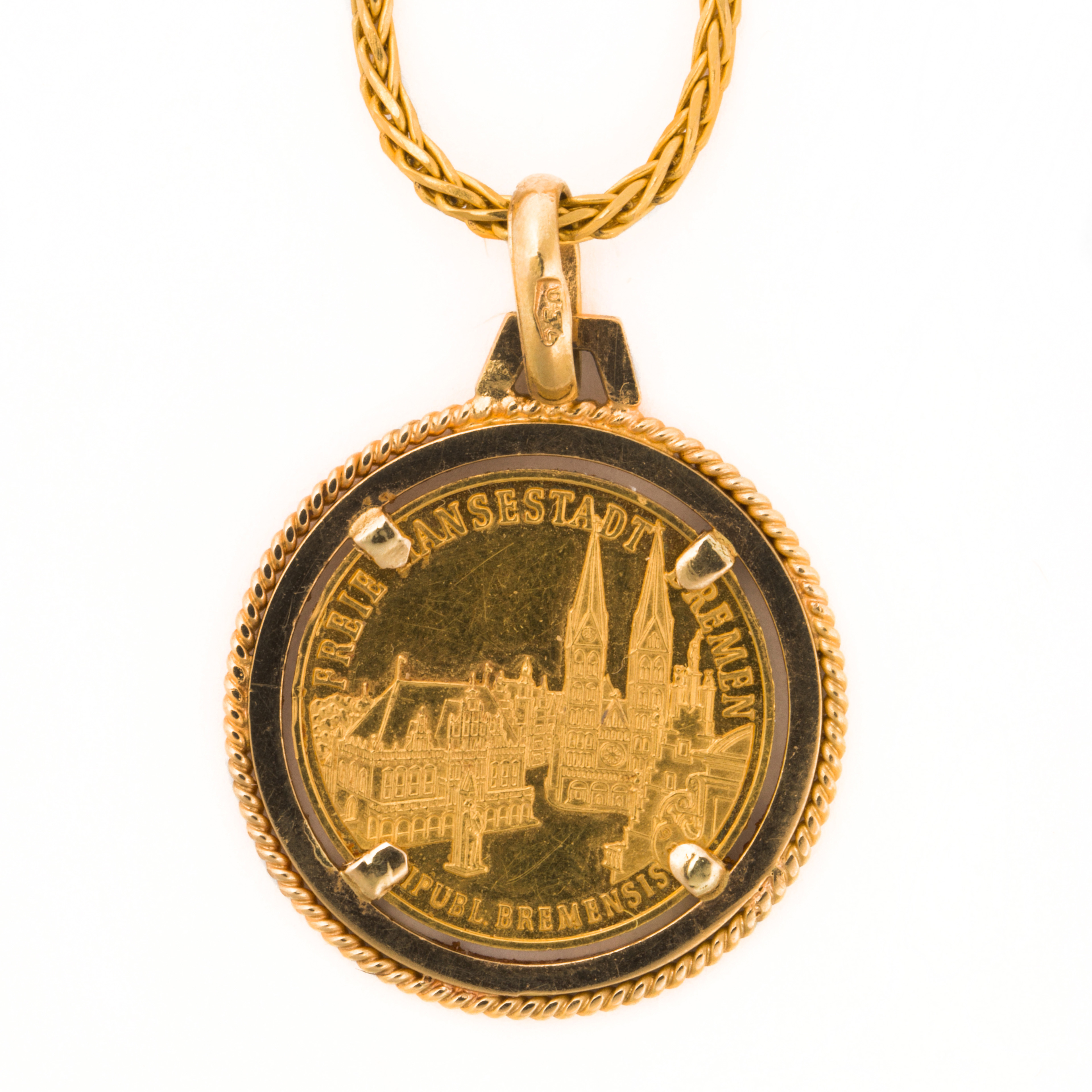 A GOLD COIN AND GOLD PENDANT NECKLACE 3a60fe