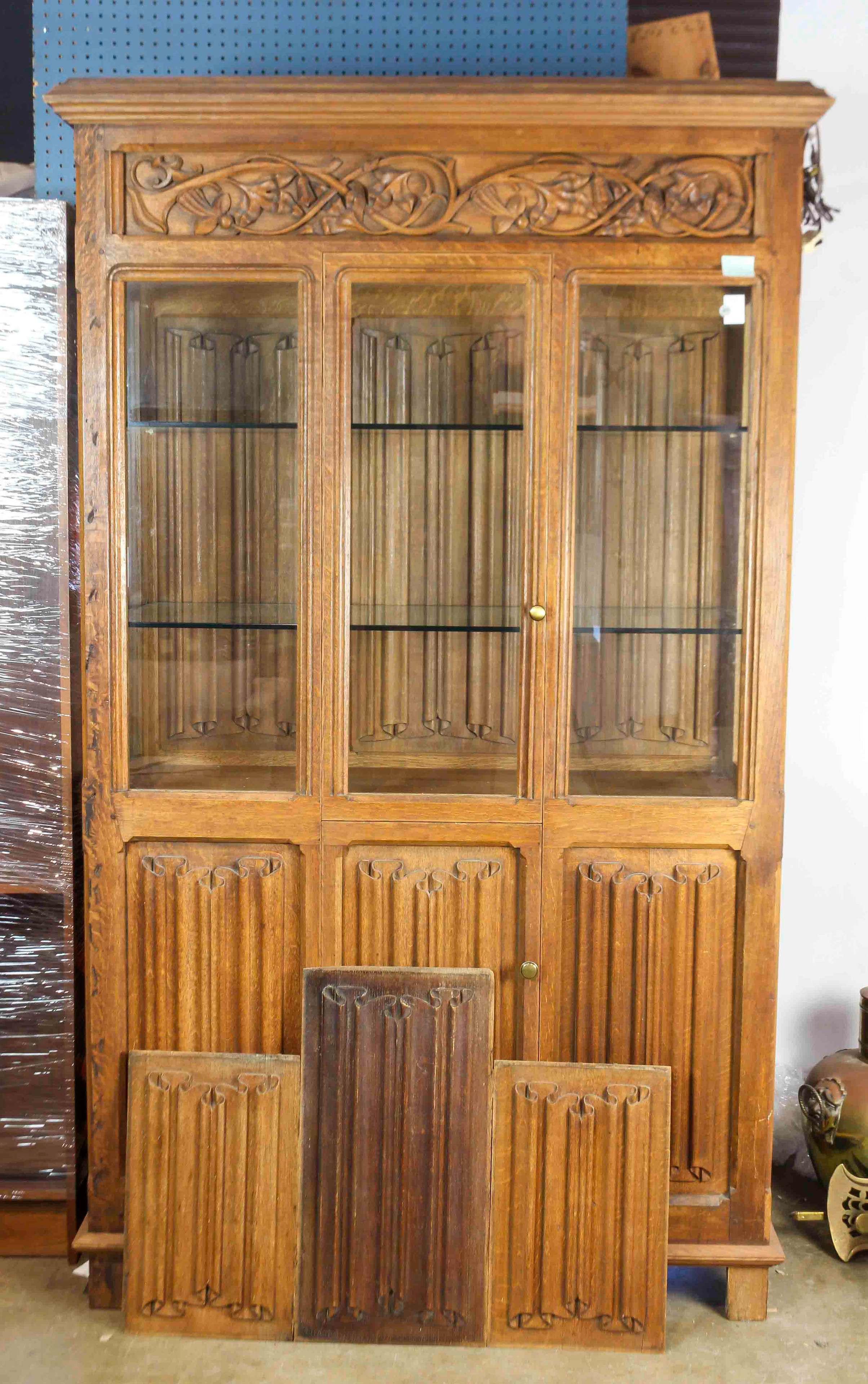 A QUARTERSAWN OAK VITRINE, 80 A