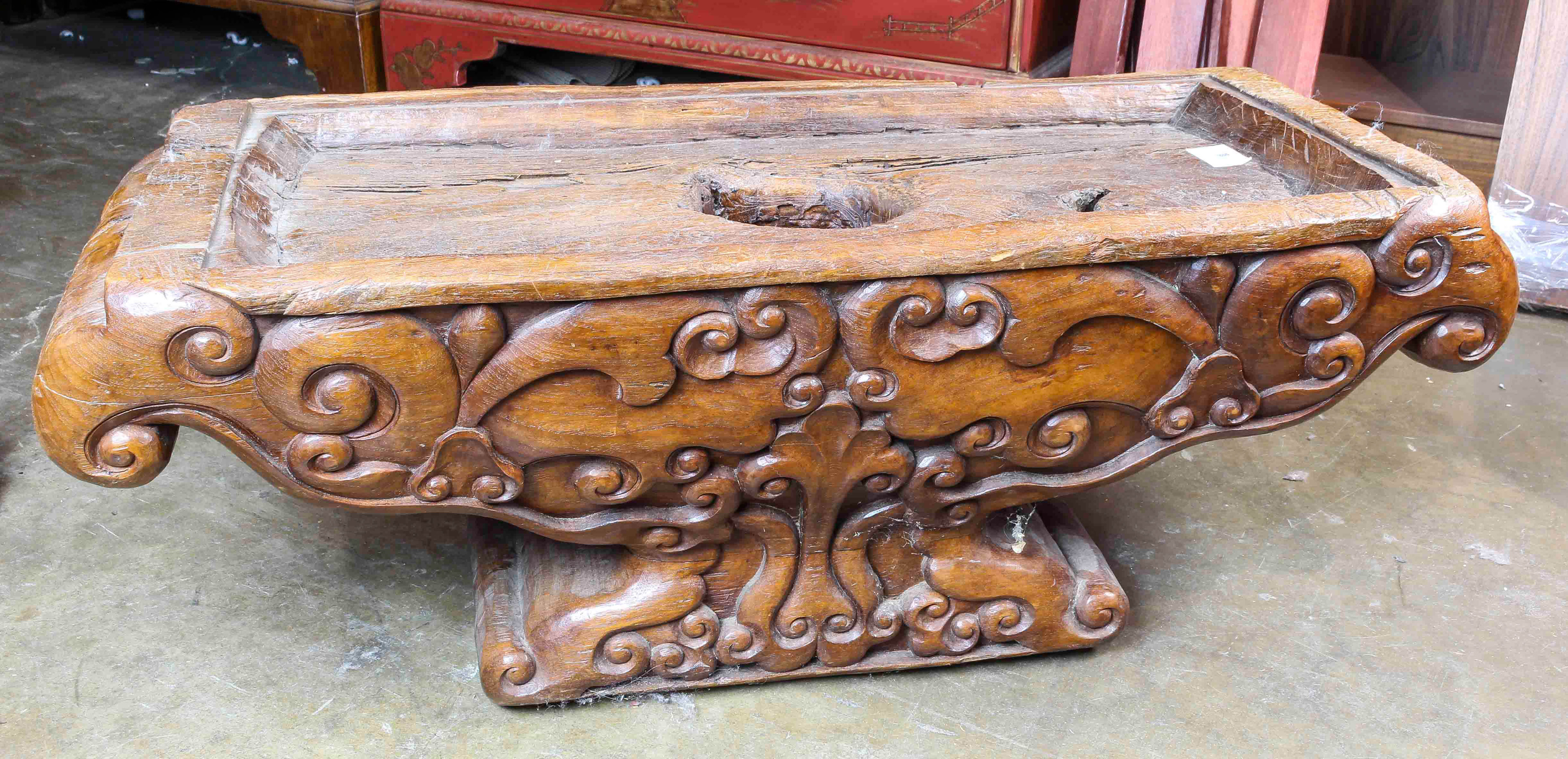 A PRIMITIVE STYLE CARVED LOW TABLE 3a6278