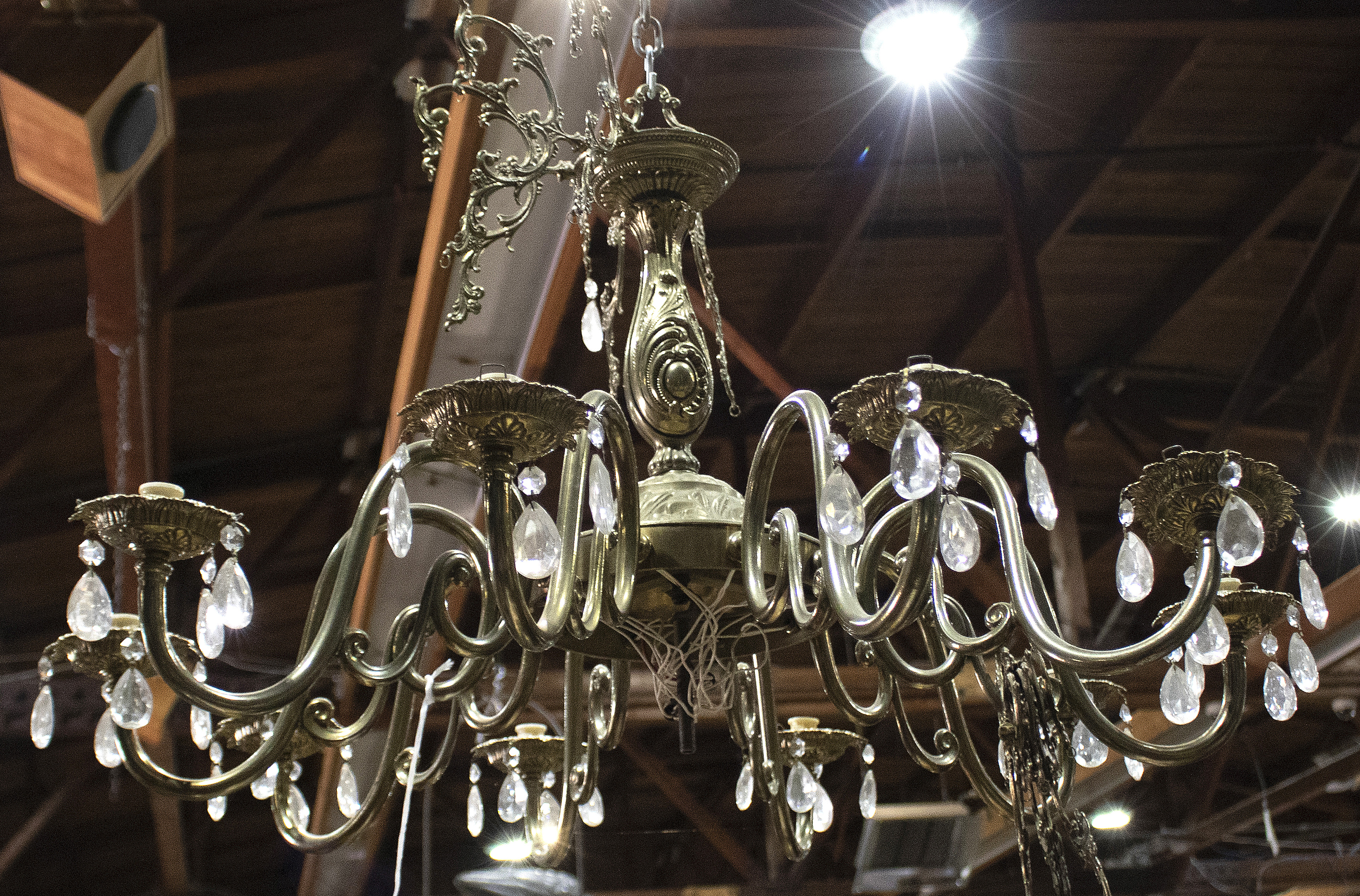 A BRASS CHANDELIER HAVING CRYSTAL 3a6297