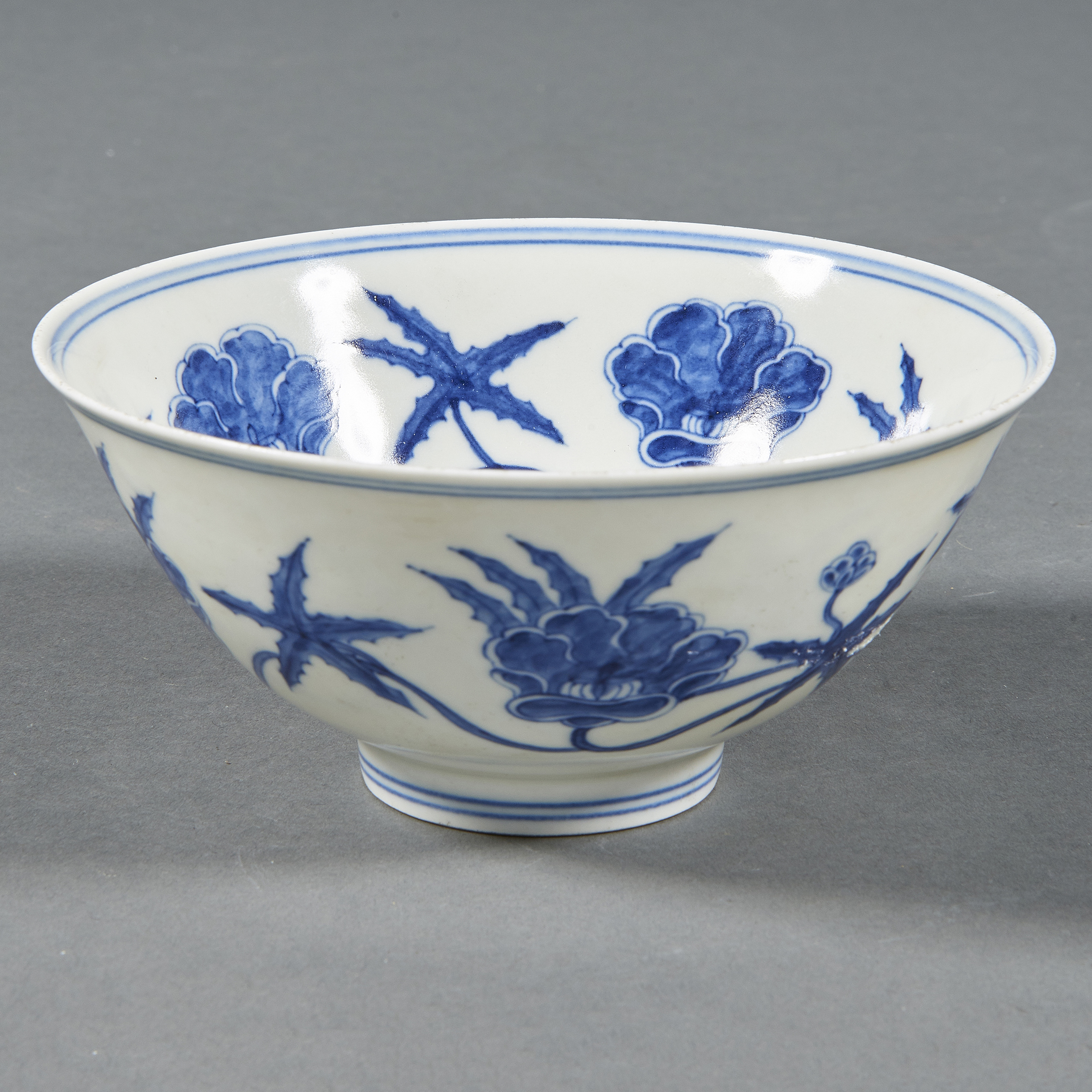 CHINESE BLUE AND WHITE FLORAL BOWL Chinese