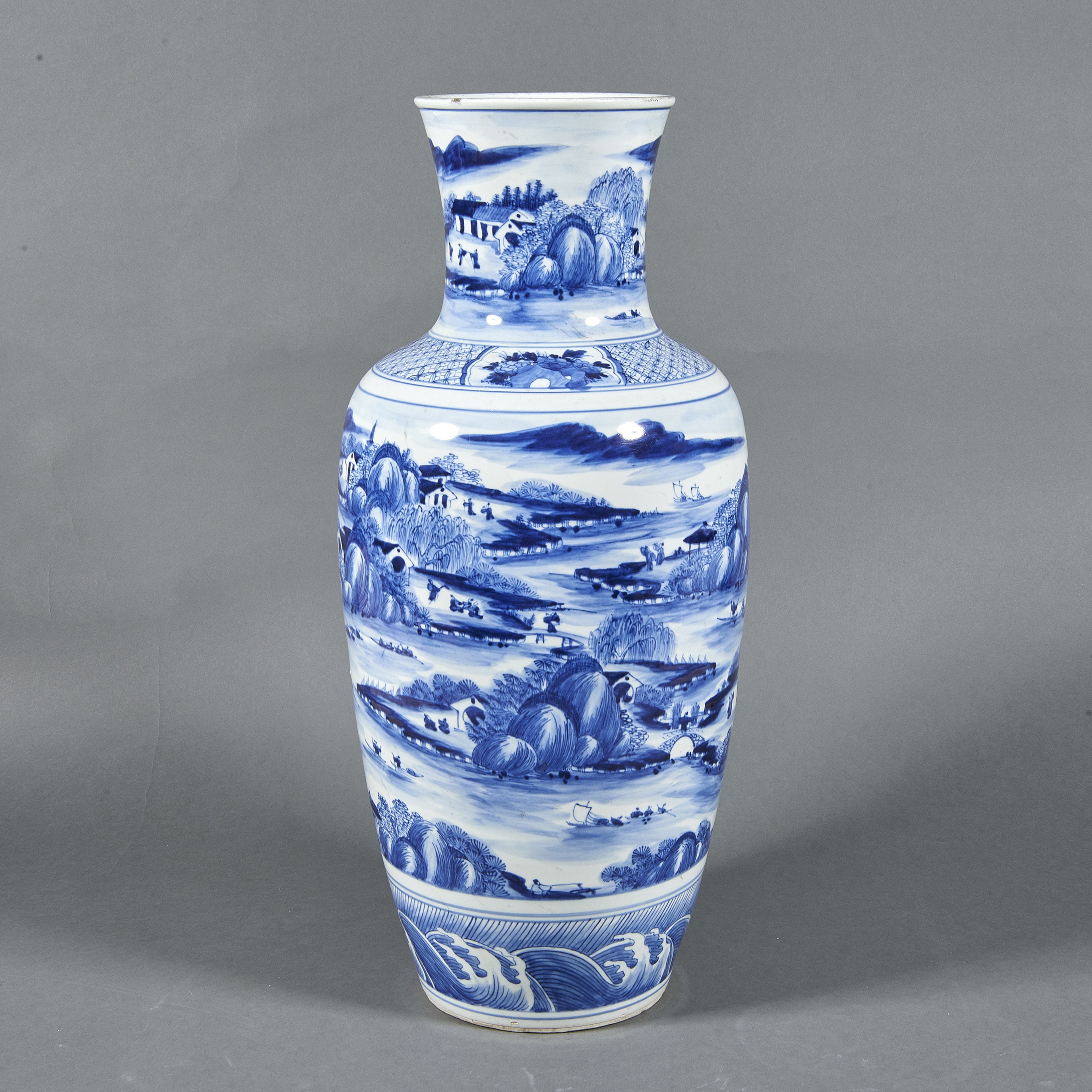 CHINESE BLUE AND WHITE VASE Chinese