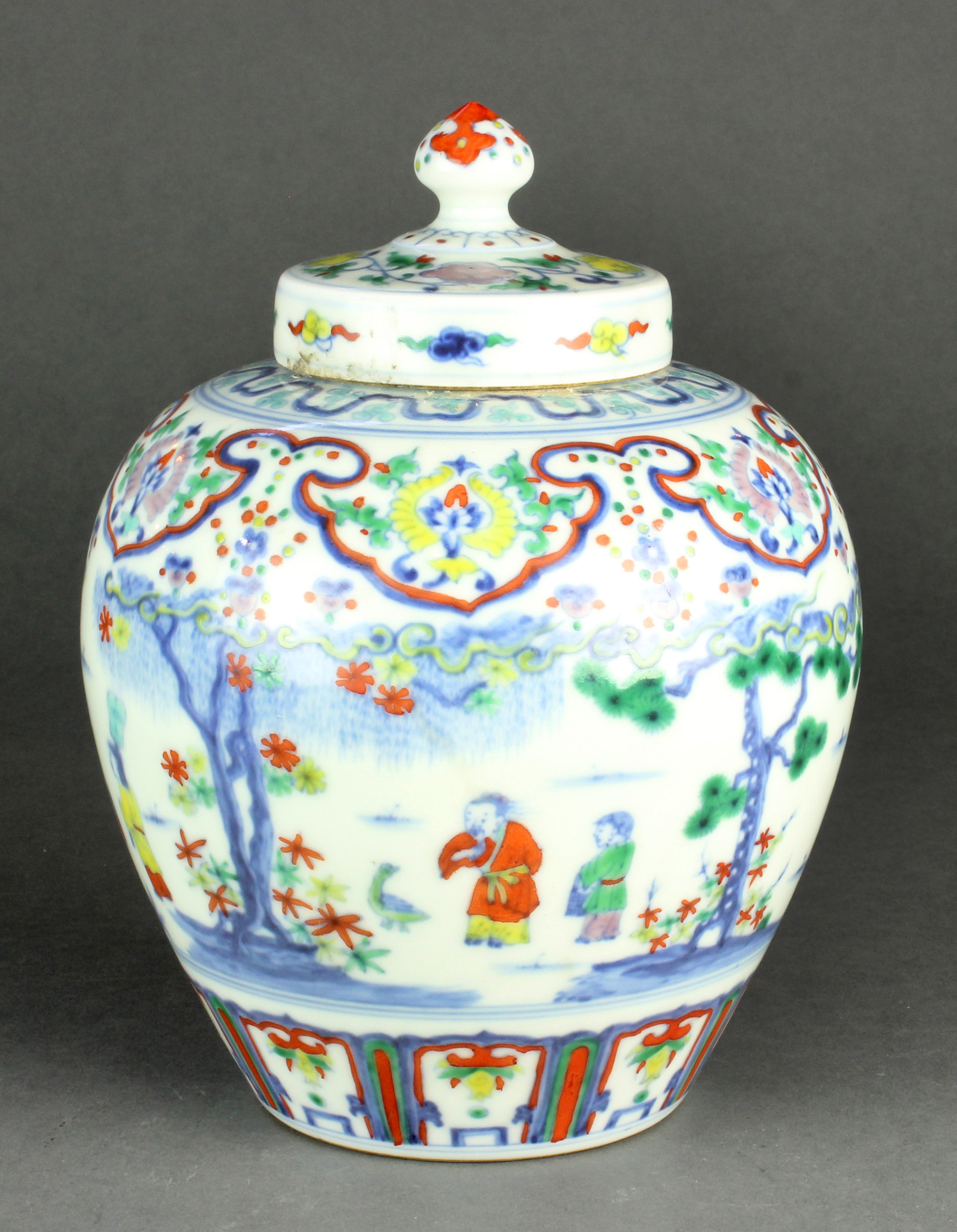 CHINESE DOUCAI LIDDED JAR Chinese doucai